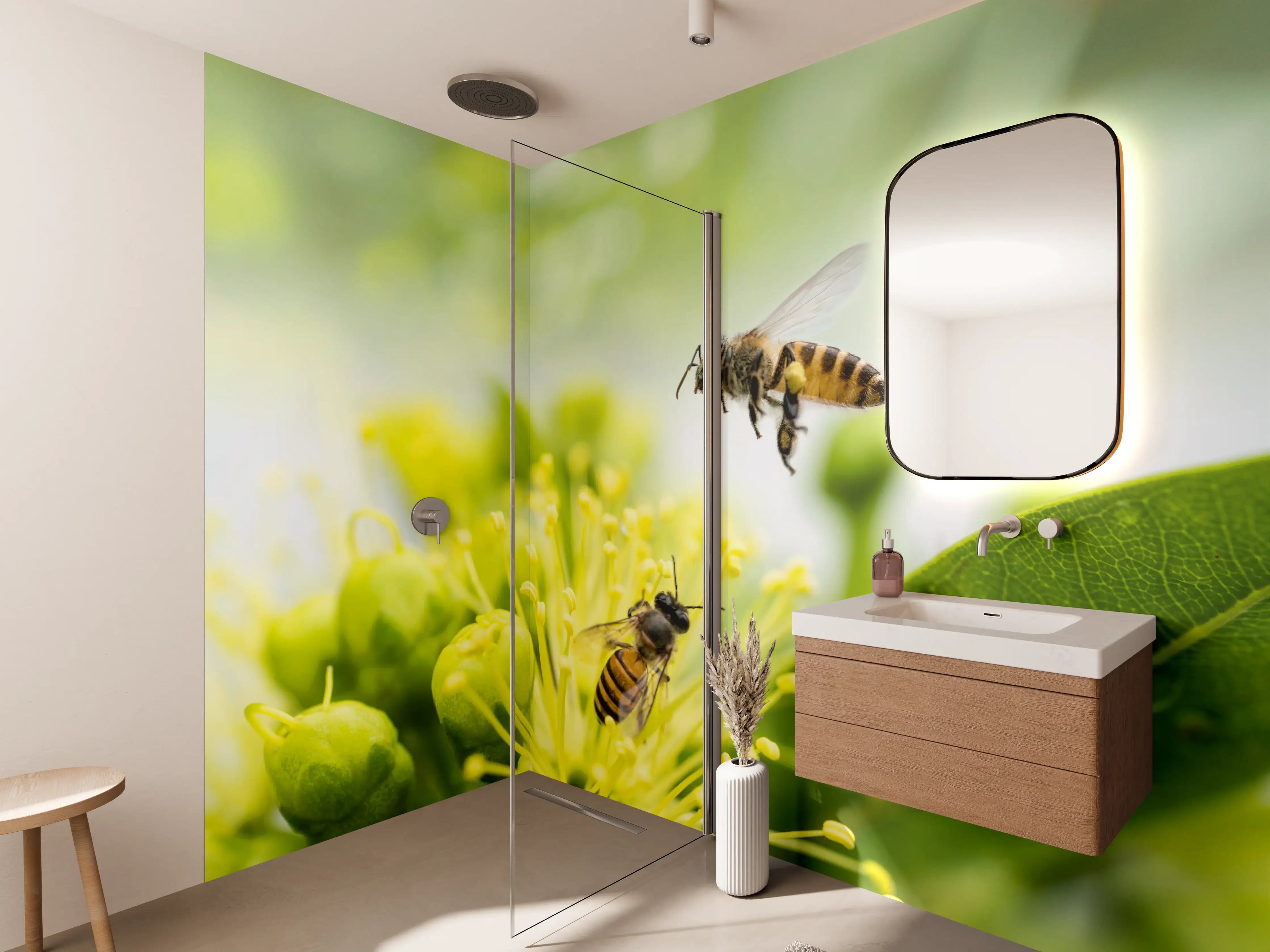 Wandverkleidung Bad - Biene sammelt Pollen an einer Blüte