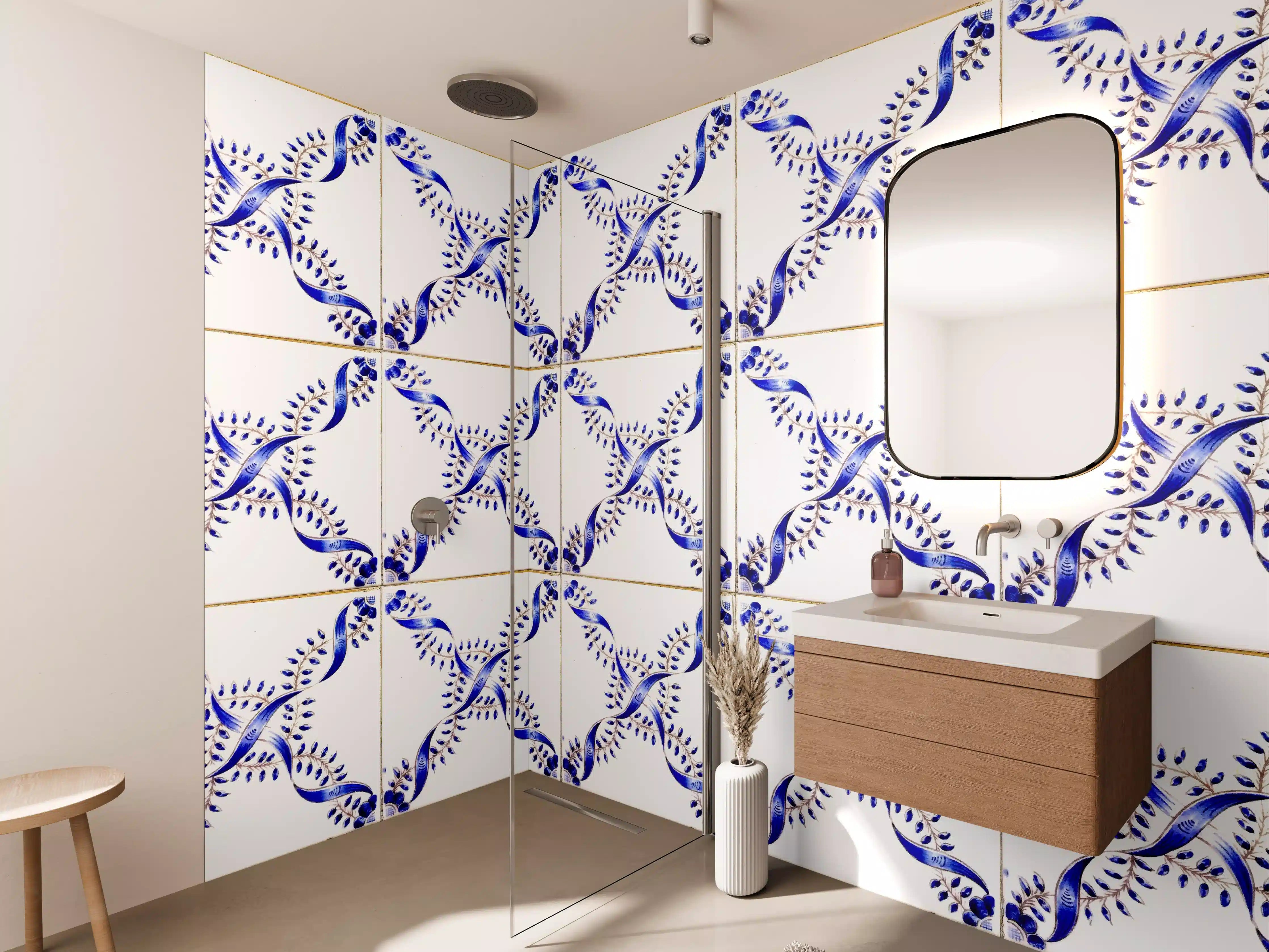 Wandverkleidung Bad - Blau-weiße Fliesen mit tropischem Muster