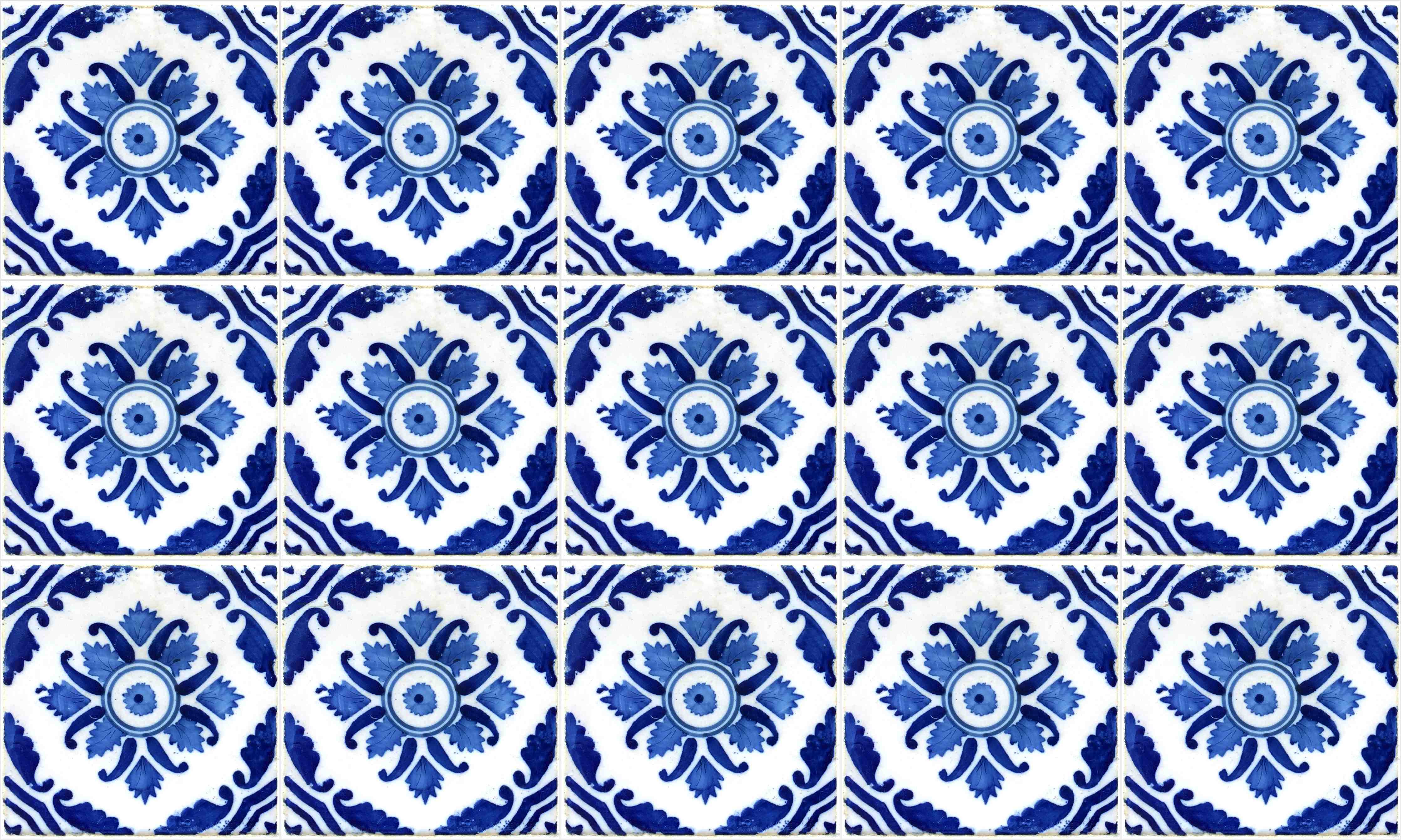 Wandverkleidung Bad-Blau-weiße Fliesenmuster mit floralen Akzenten