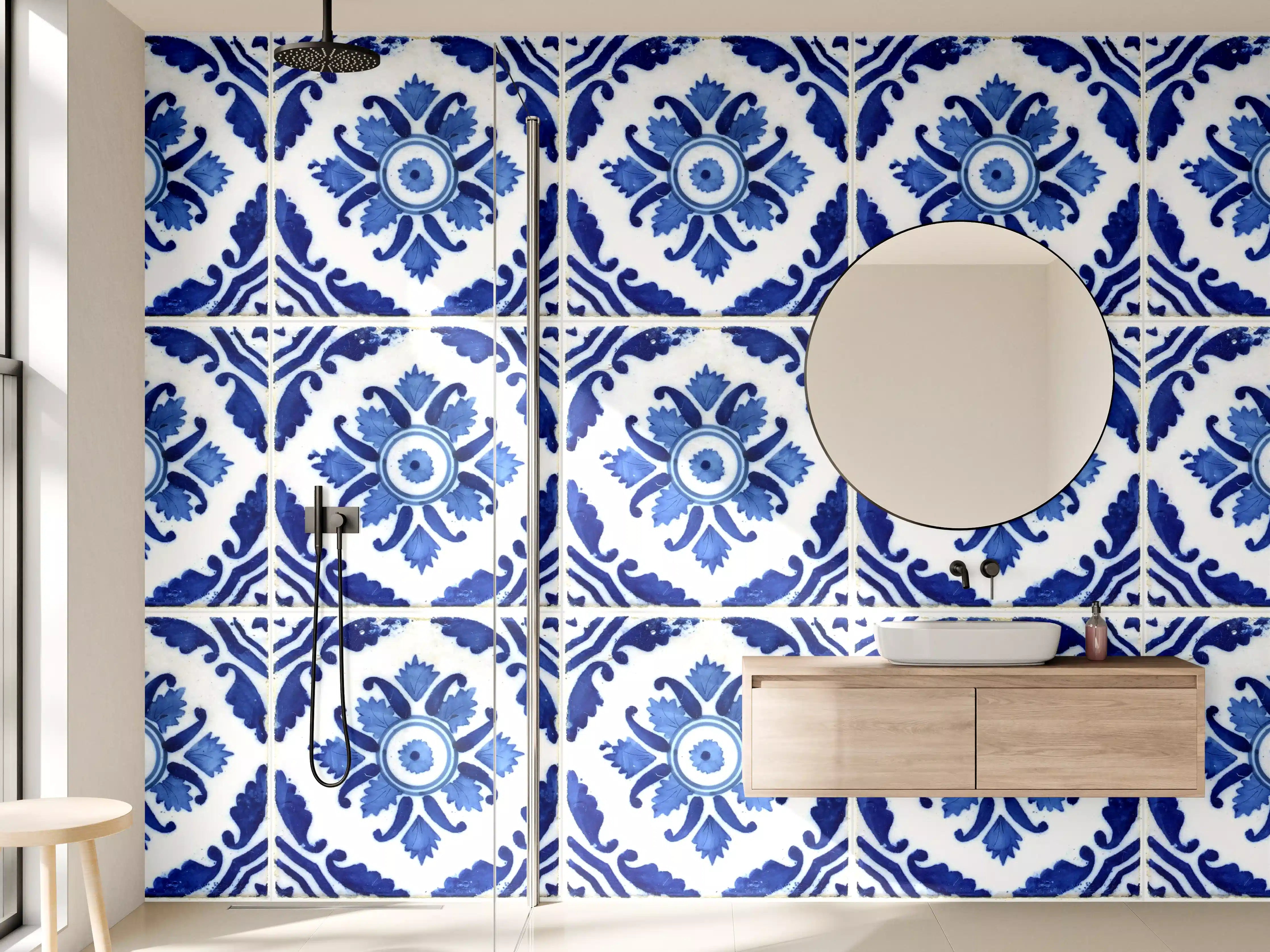 Wandverkleidung Bad - Blau-weiße Fliesenmuster mit floralen Akzenten