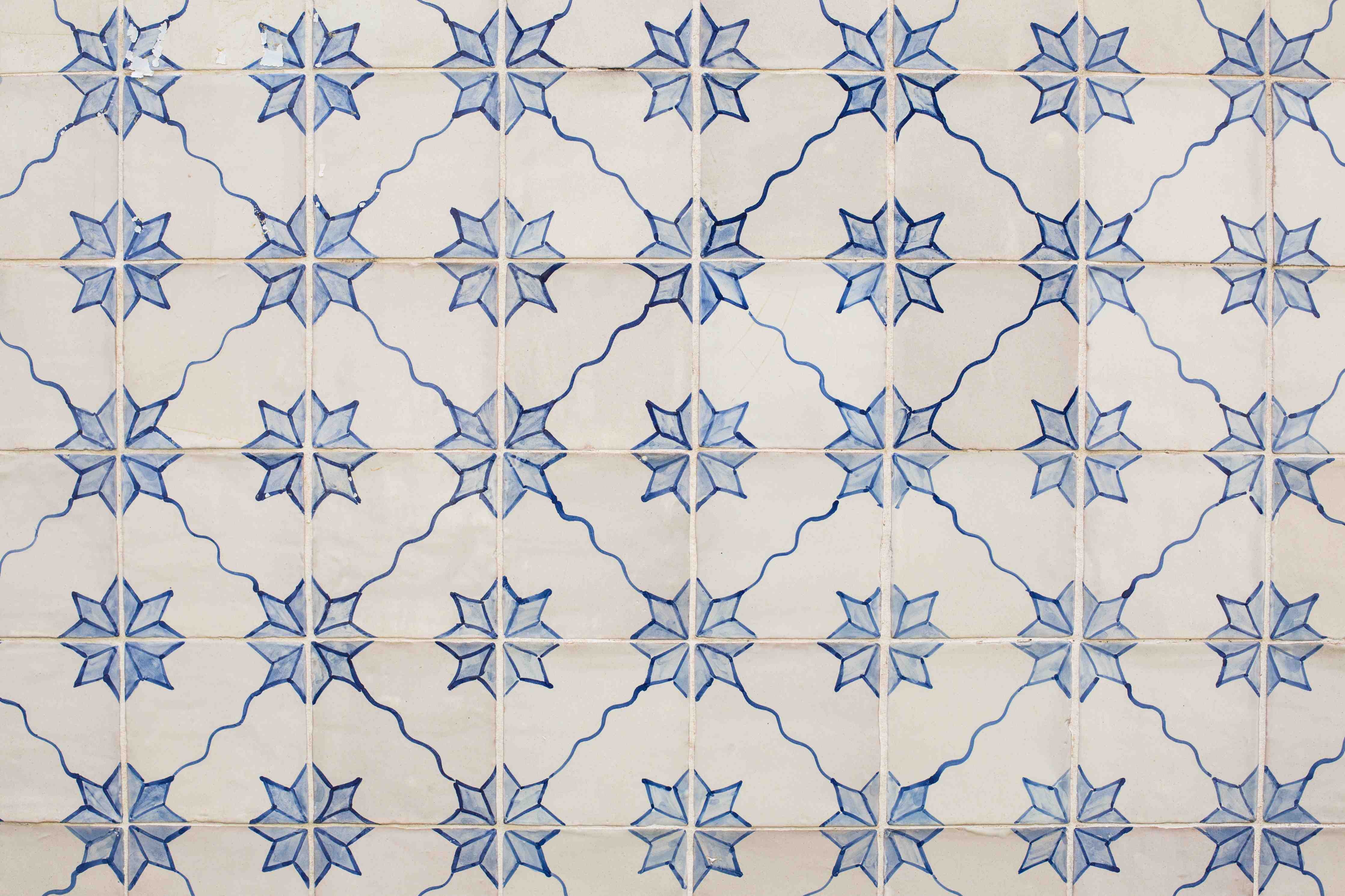Wandverkleidung Bad-Blaue Arabesken auf weißen Fliesen