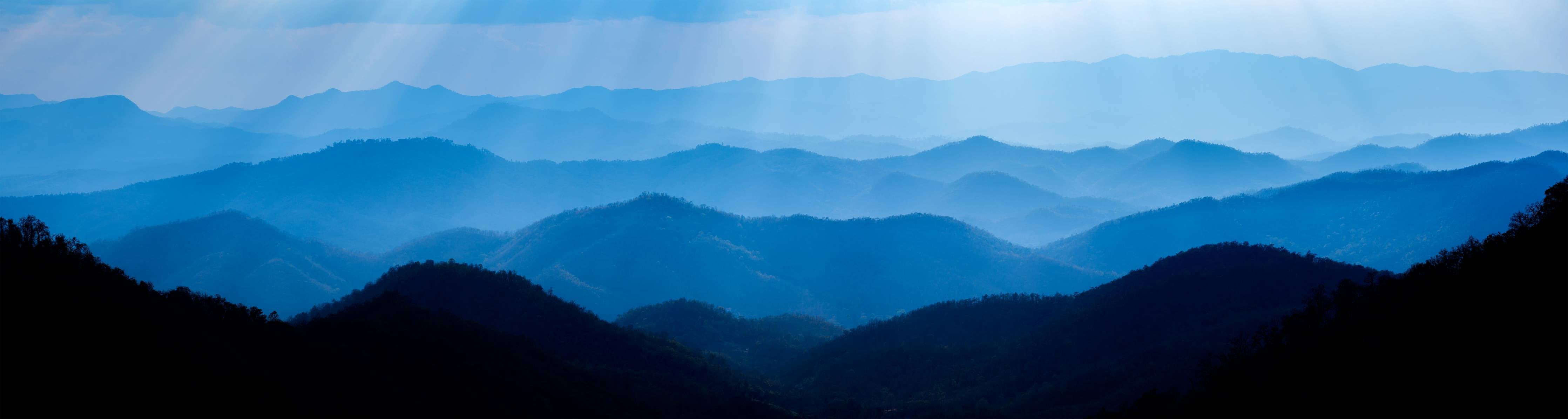 Wandverkleidung Bad-Blaue Bergkette bei Sonnenstrahlen