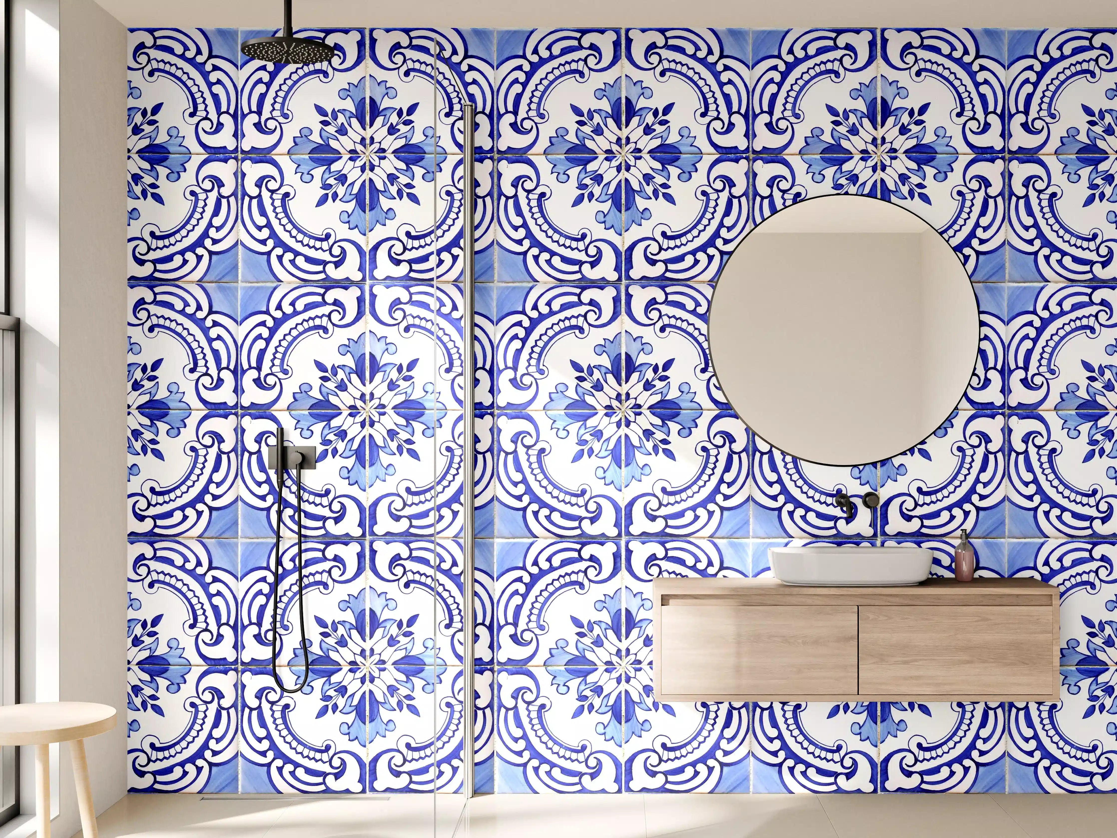 Wandverkleidung Bad - Blaue Kacheln mit klassischen Mustern