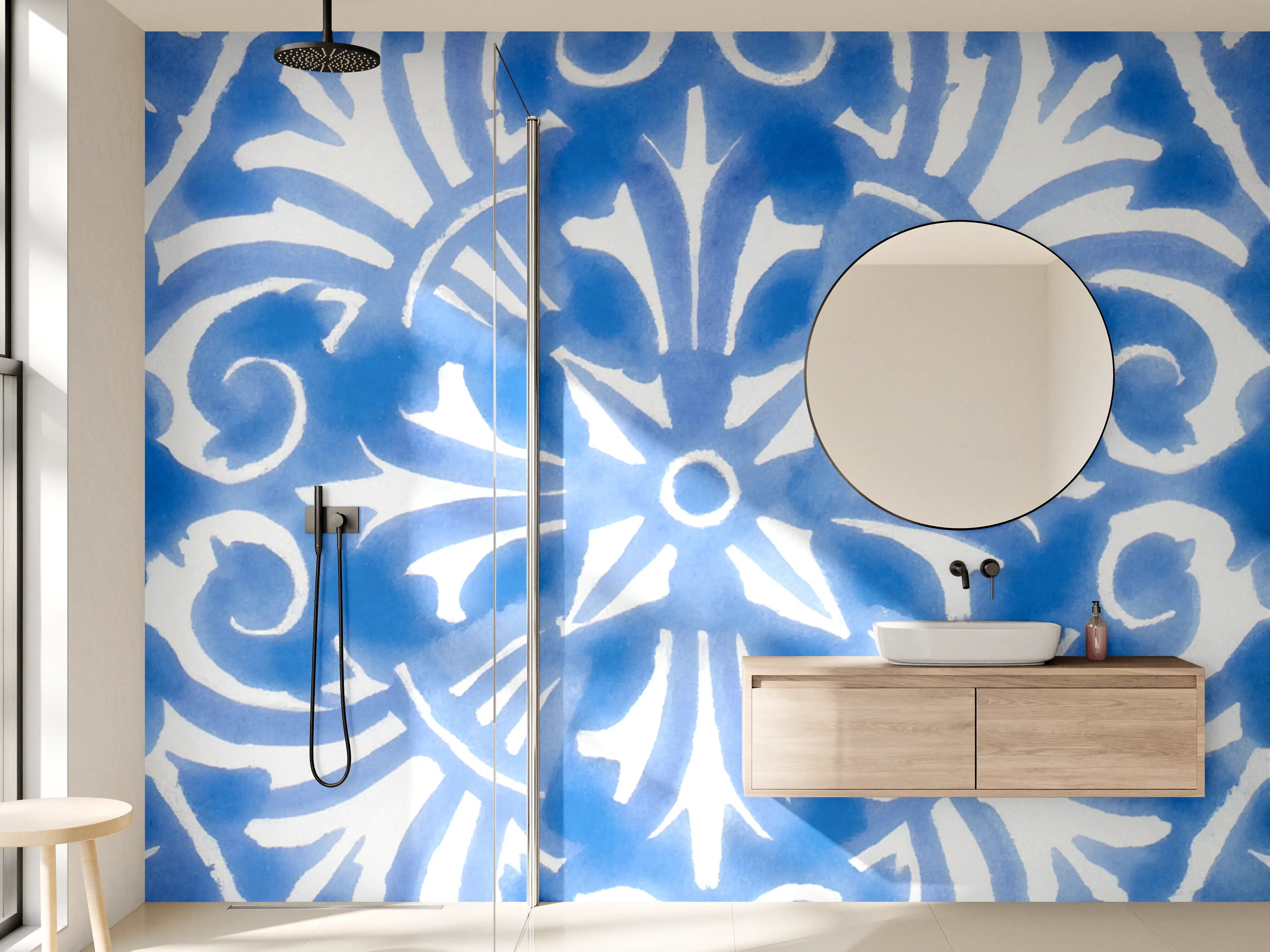 Wandverkleidung Bad - Blaue Wassermuster mit floraler Ornamentik