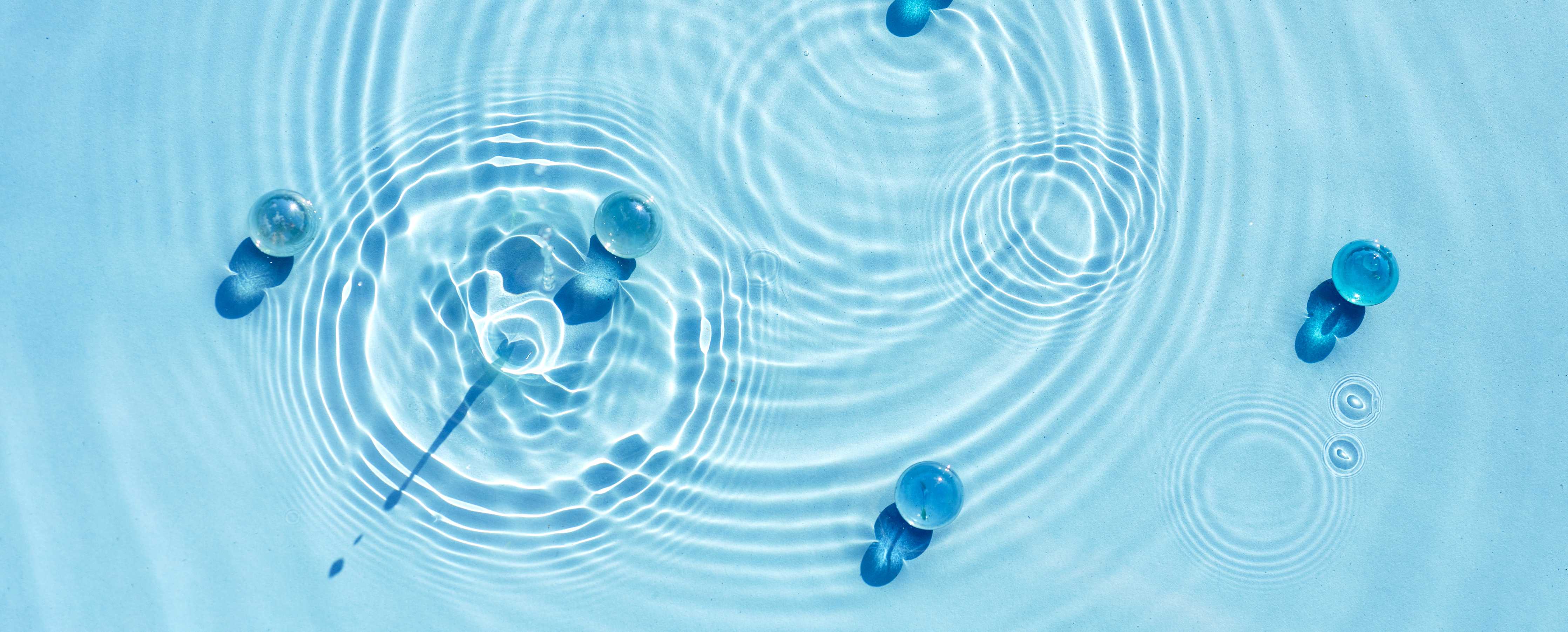 Wandverkleidung Bad-Blaue Wassertropfen mit Kreisen