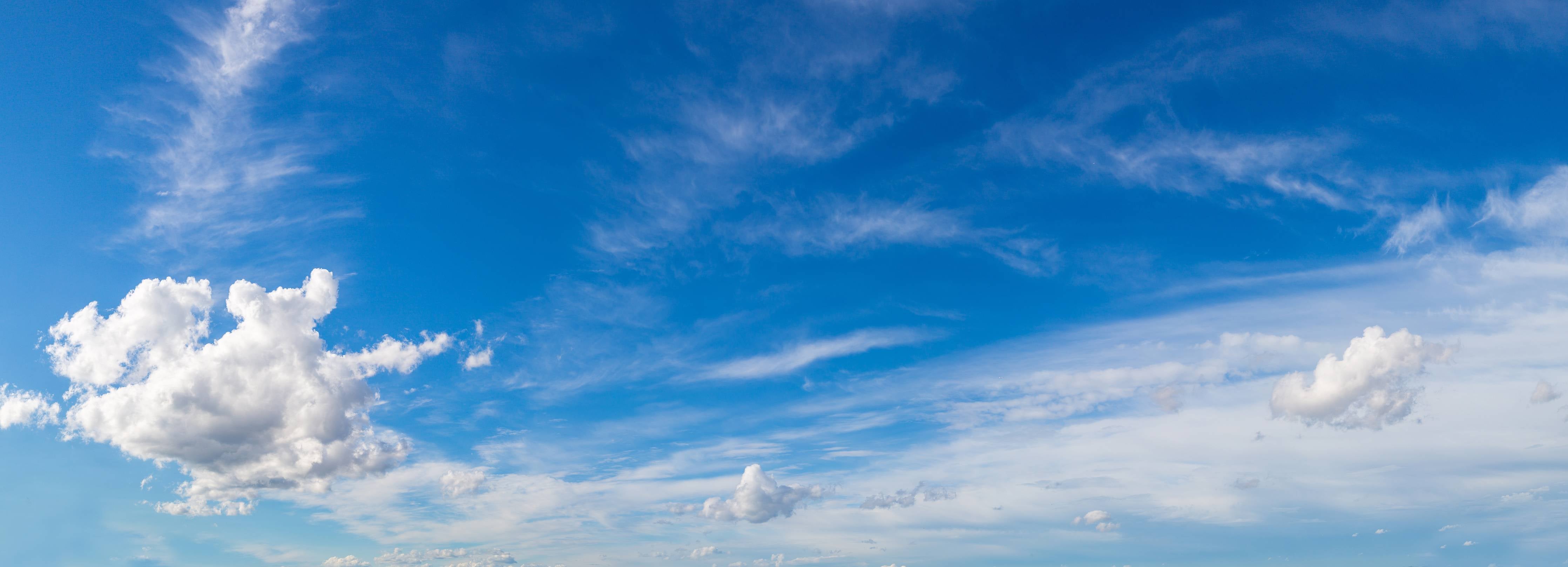 Wandverkleidung Bad-Blauer Himmel mit grauen Wolken