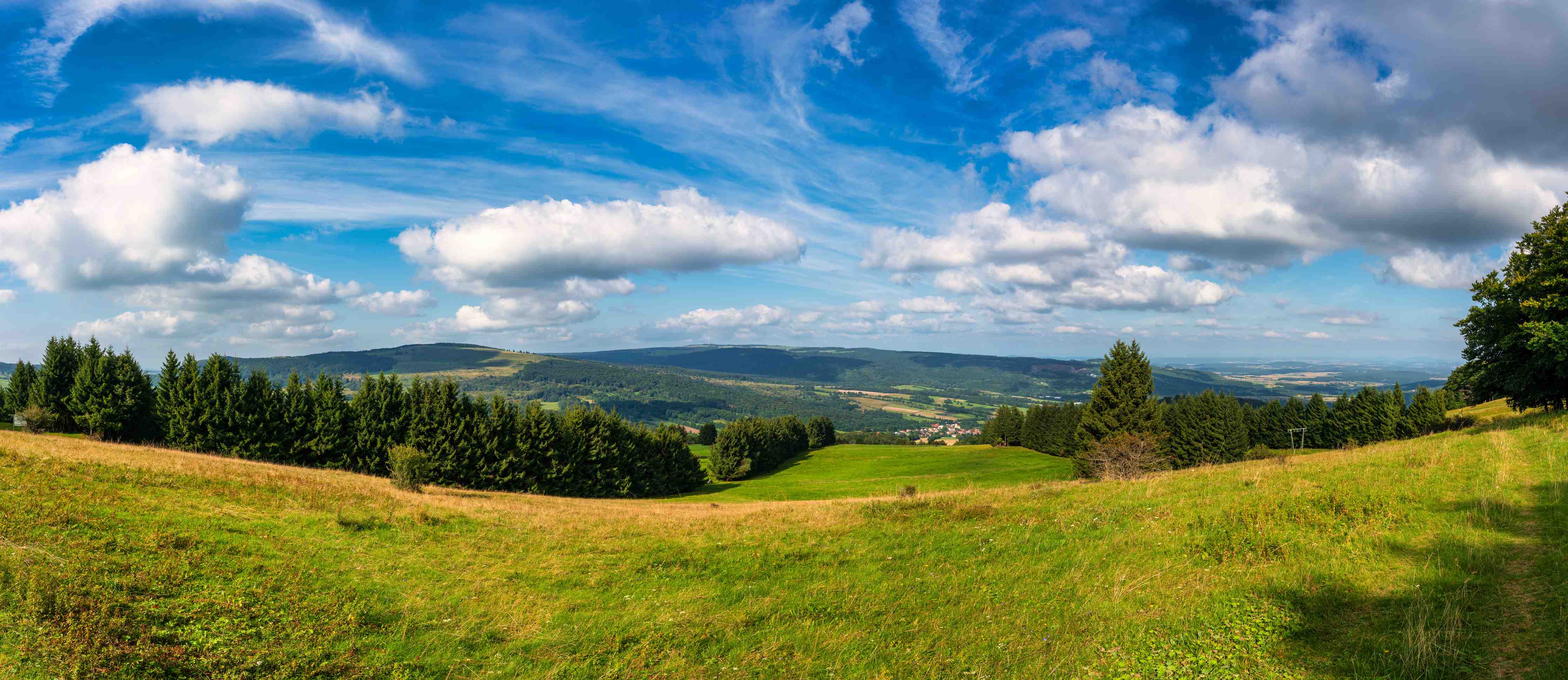 Wandverkleidung Bad-Blick auf grüne Hügel und blauen Himmel