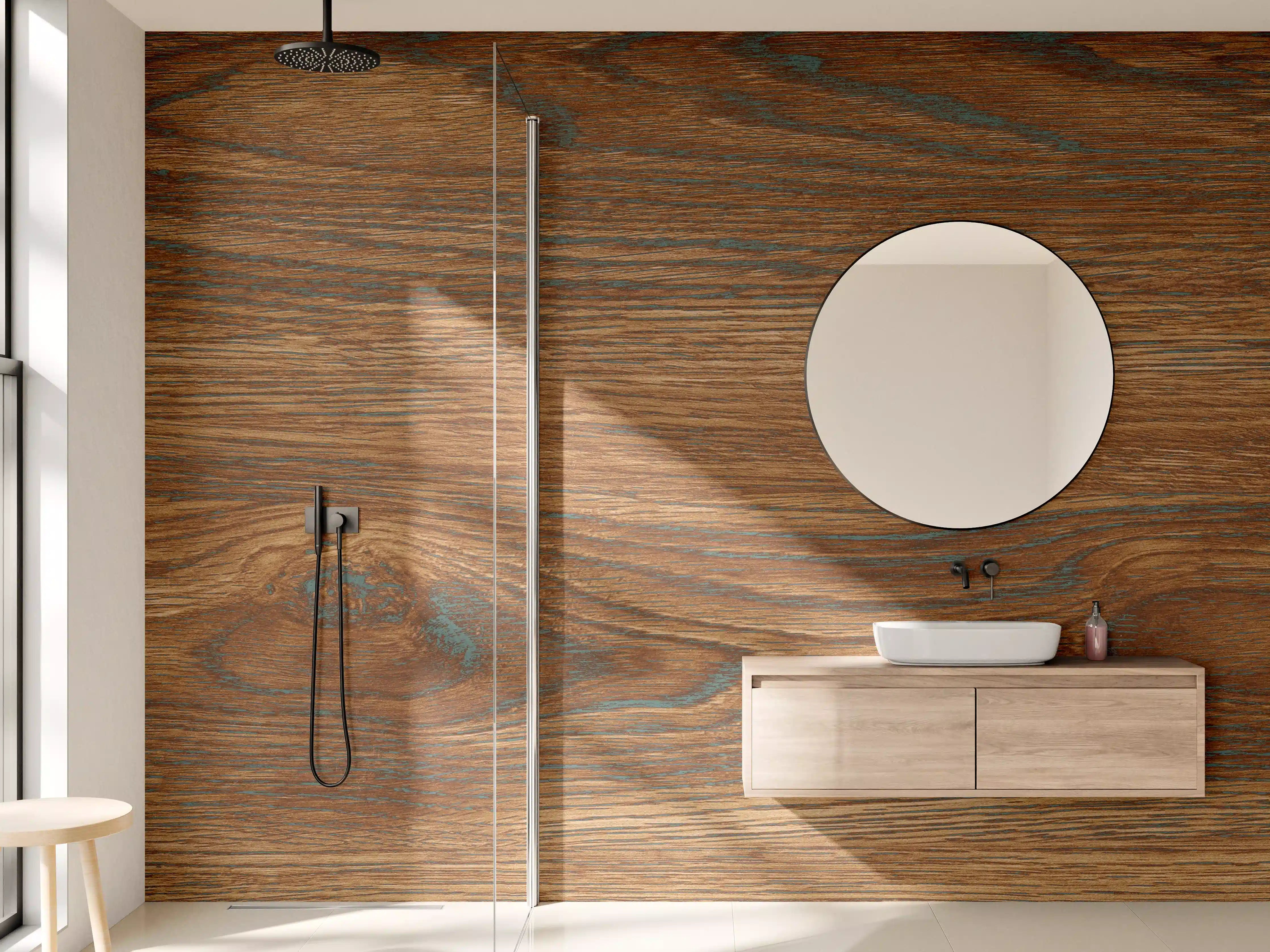 Wandverkleidung Bad - Braune Holztextur mit Streifenmuster