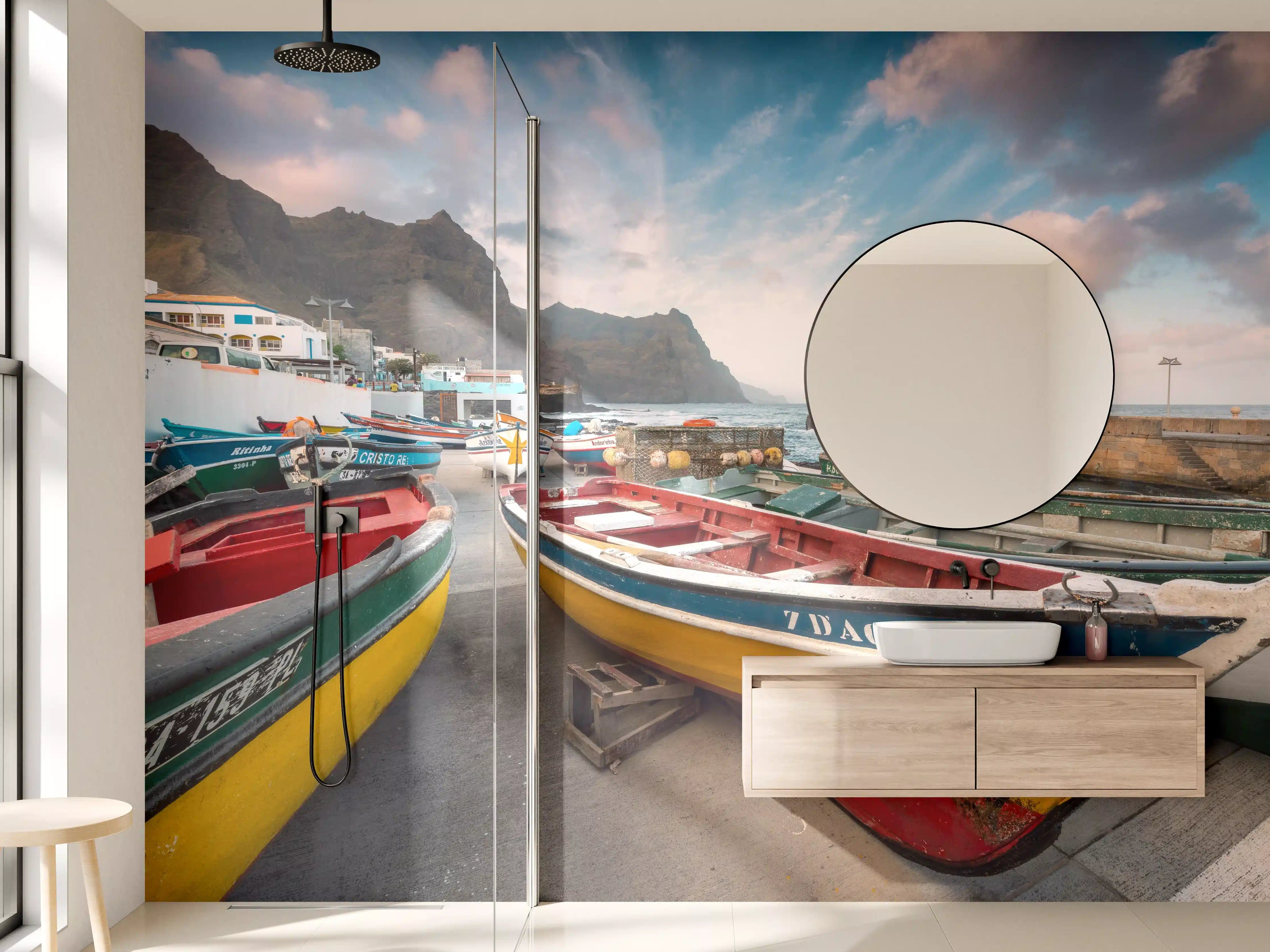 Wandverkleidung Bad - Bunte Boote am Strand