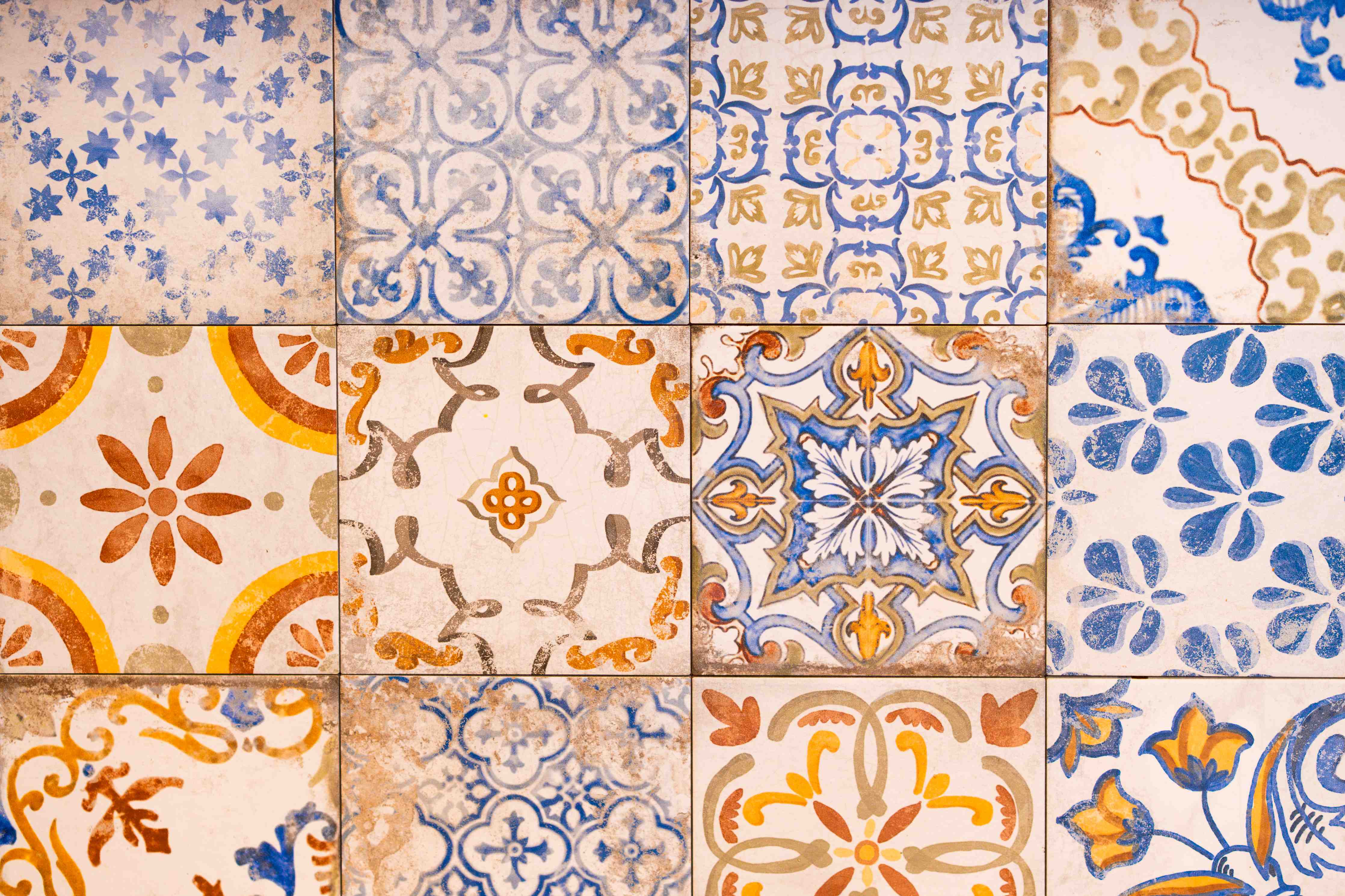 Wandverkleidung Bad-Bunte Fliesenmuster in Blau, Orange und Beige