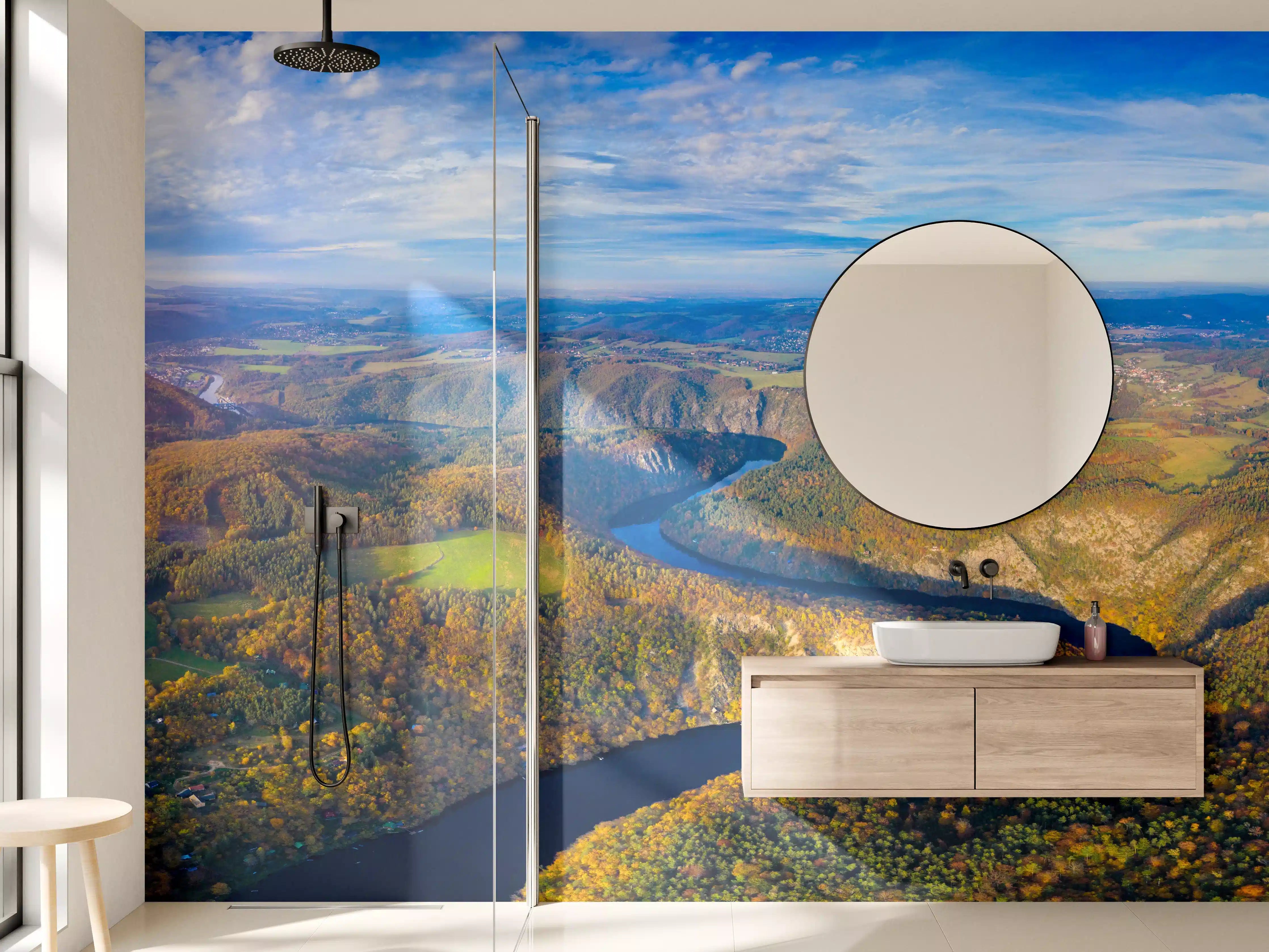 Wandverkleidung Bad - Bunte Flusslandschaft mit bewaldeten Hügeln
