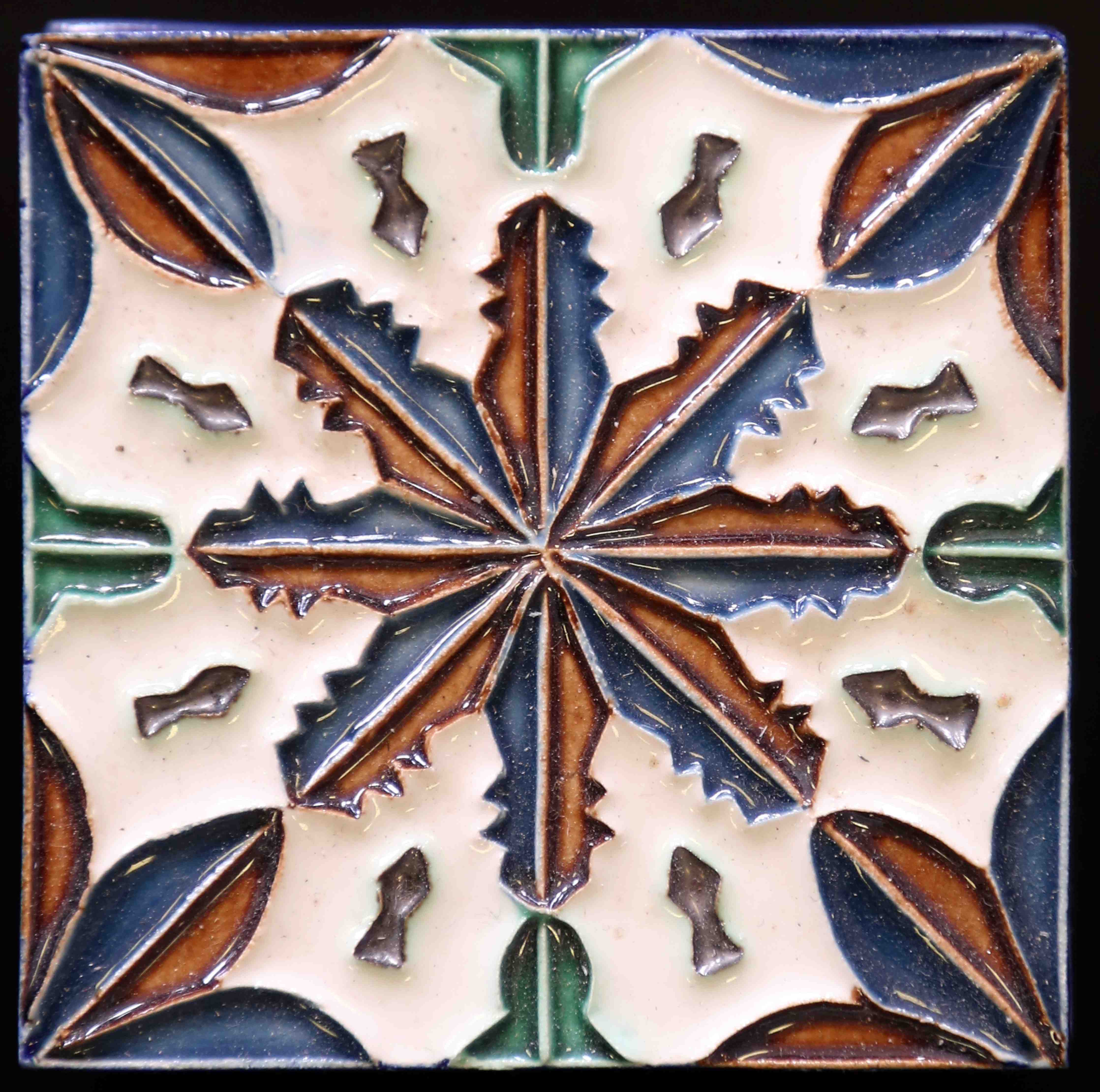 Wandverkleidung Bad-Bunte Keramikfliese mit geometrischem Muster