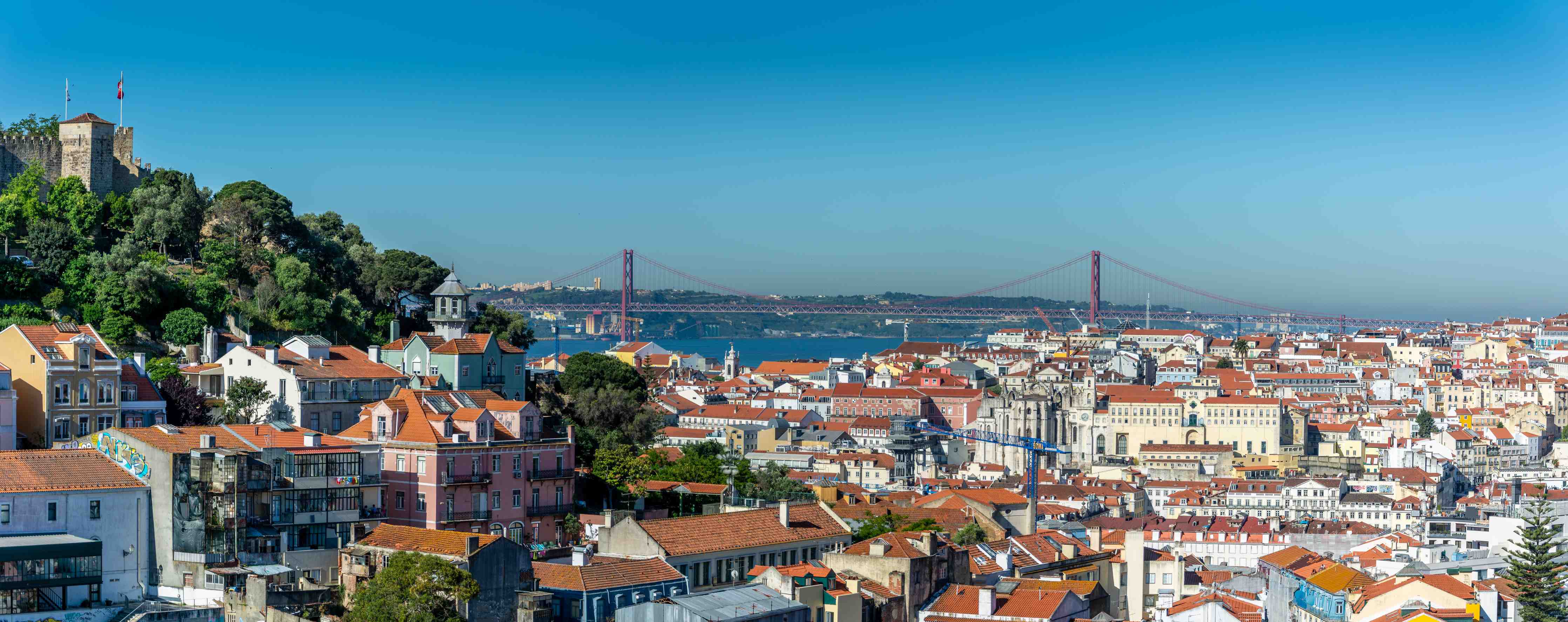 Wandverkleidung Bad-Bunte Stadtansicht mit Brücke und Hügel