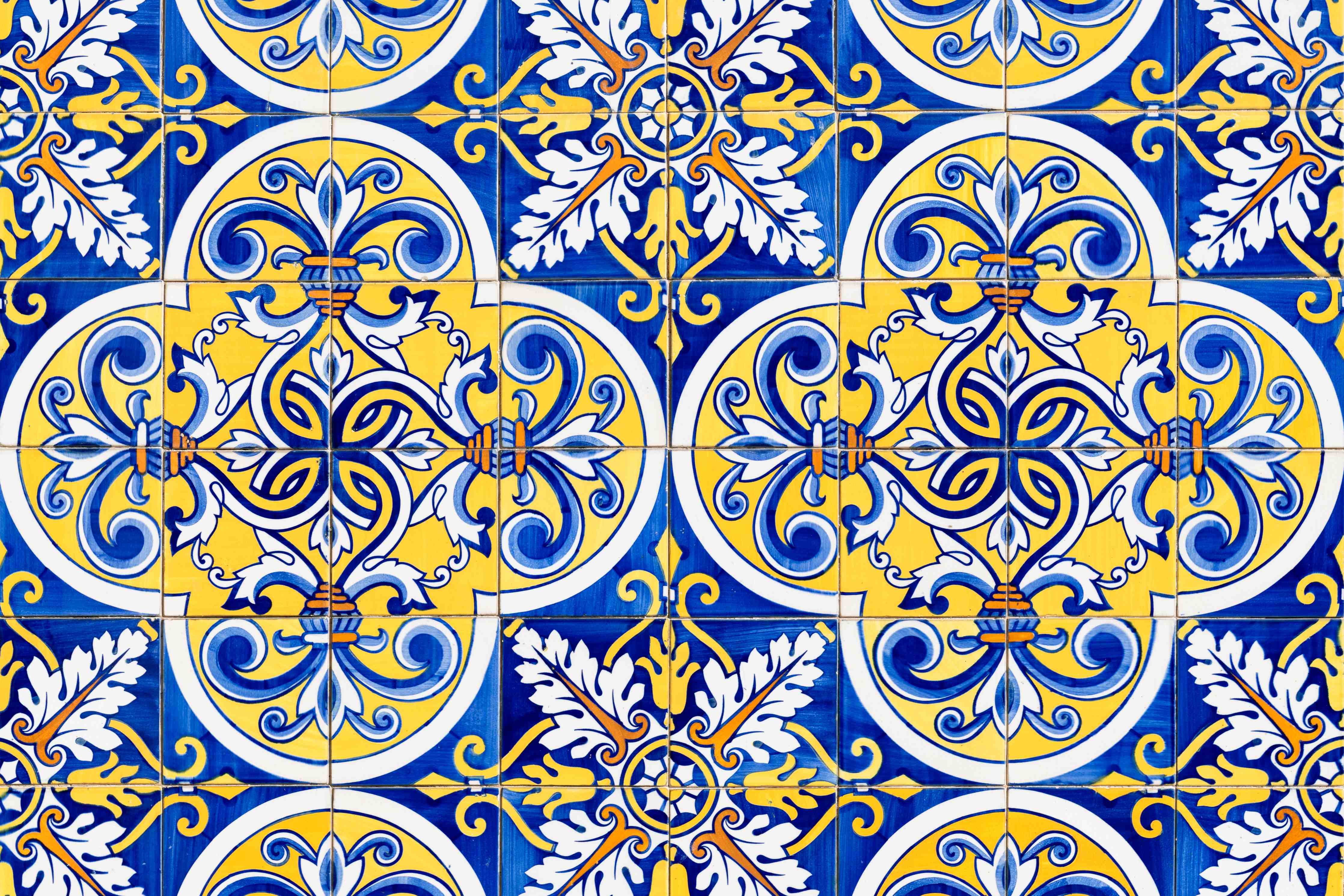 Wandverkleidung Bad-Bunte, geometrische Fliesenmuster mit Blau-, Gelb- und Weißtönen