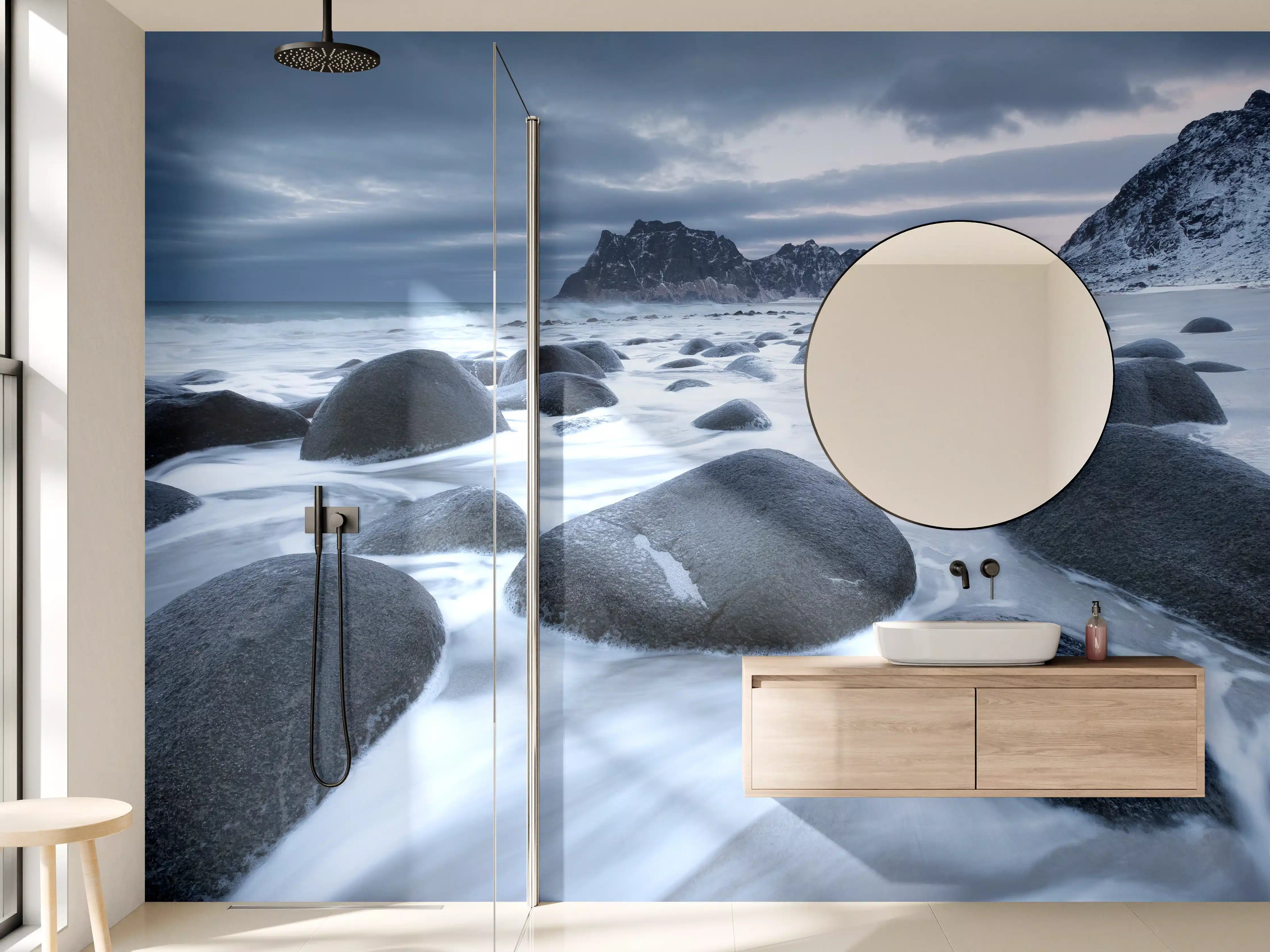 Wandverkleidung Bad - Dramatischer Küstenblick mit dunklen Wolken