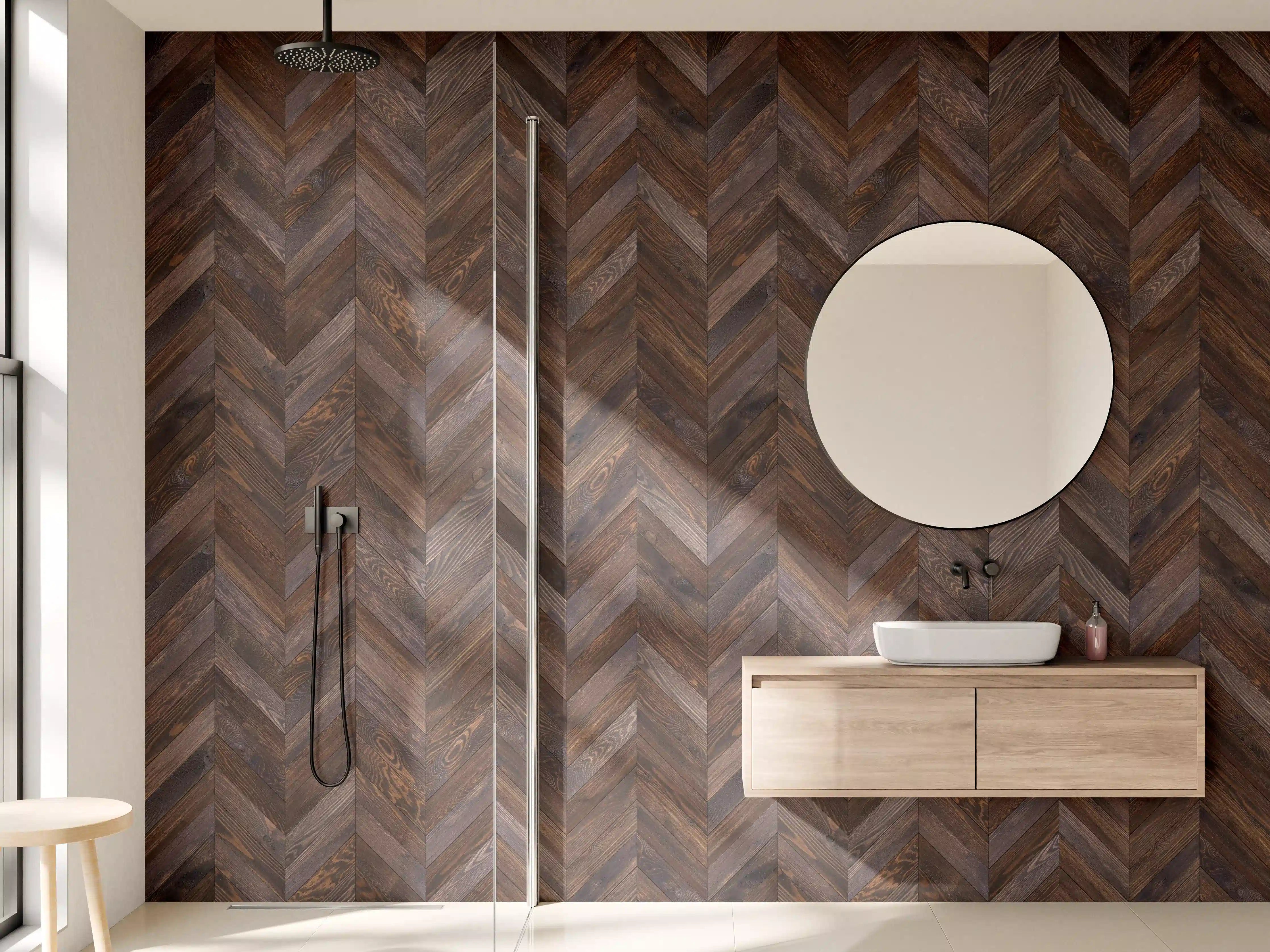 Wandverkleidung Bad - Dunkle Holzmaserung in Herringbone-Muster
