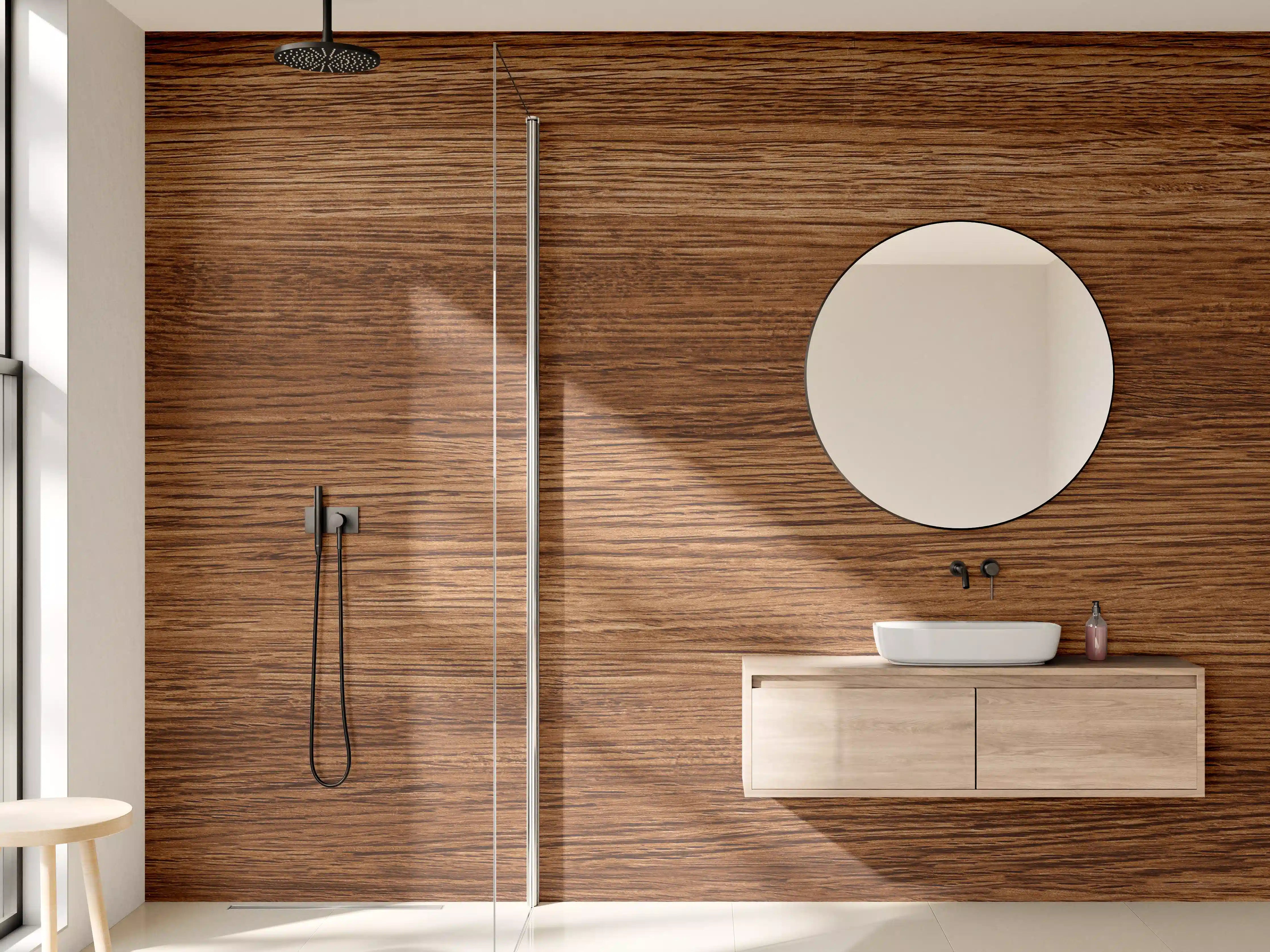 Wandverkleidung Bad - Dunkle Holzwand mit Streifenmuster