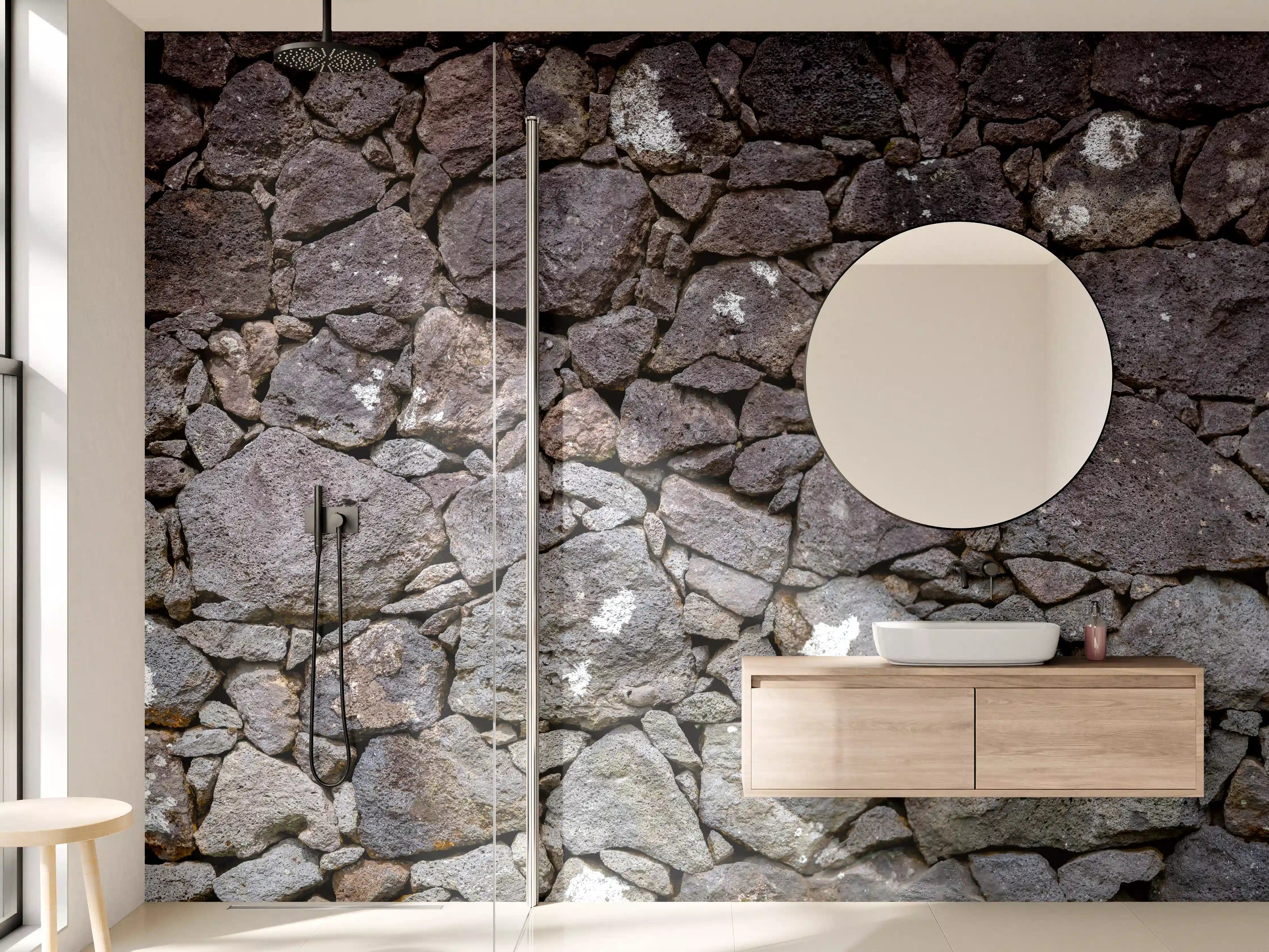 Wandverkleidung Bad - Dunkle Steinmauer mit braunen und grauen Tönen