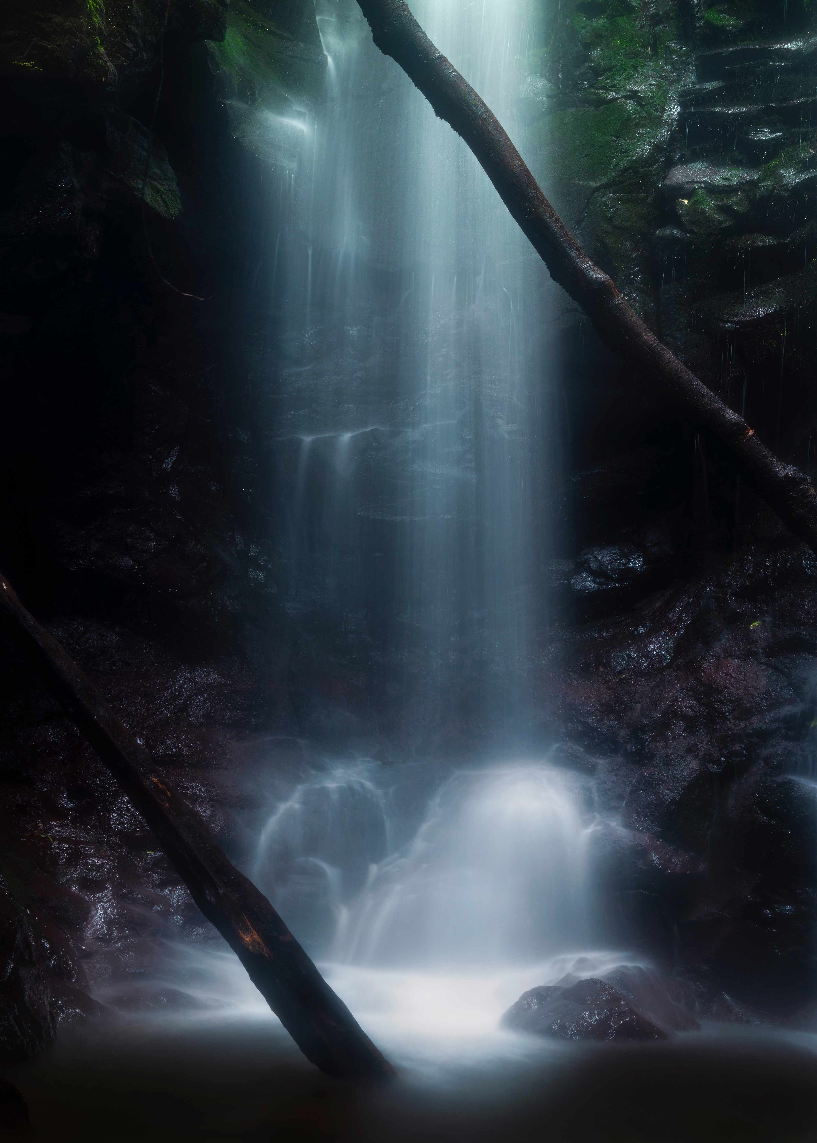 Wandverkleidung Bad-Dunkler Wasserfall im Wald