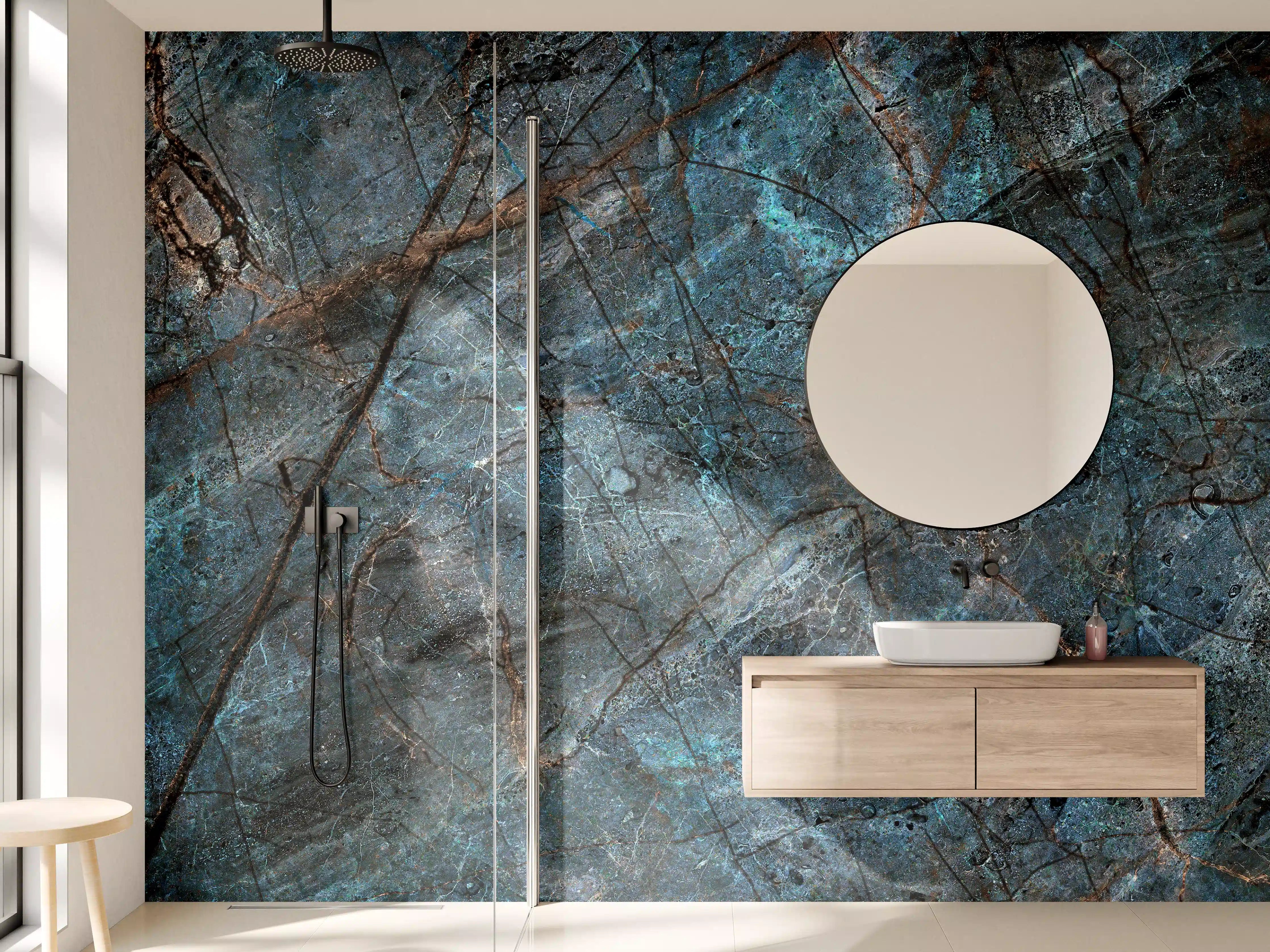 Wandverkleidung Bad - Dunkler rustikaler Marmor - bläulich