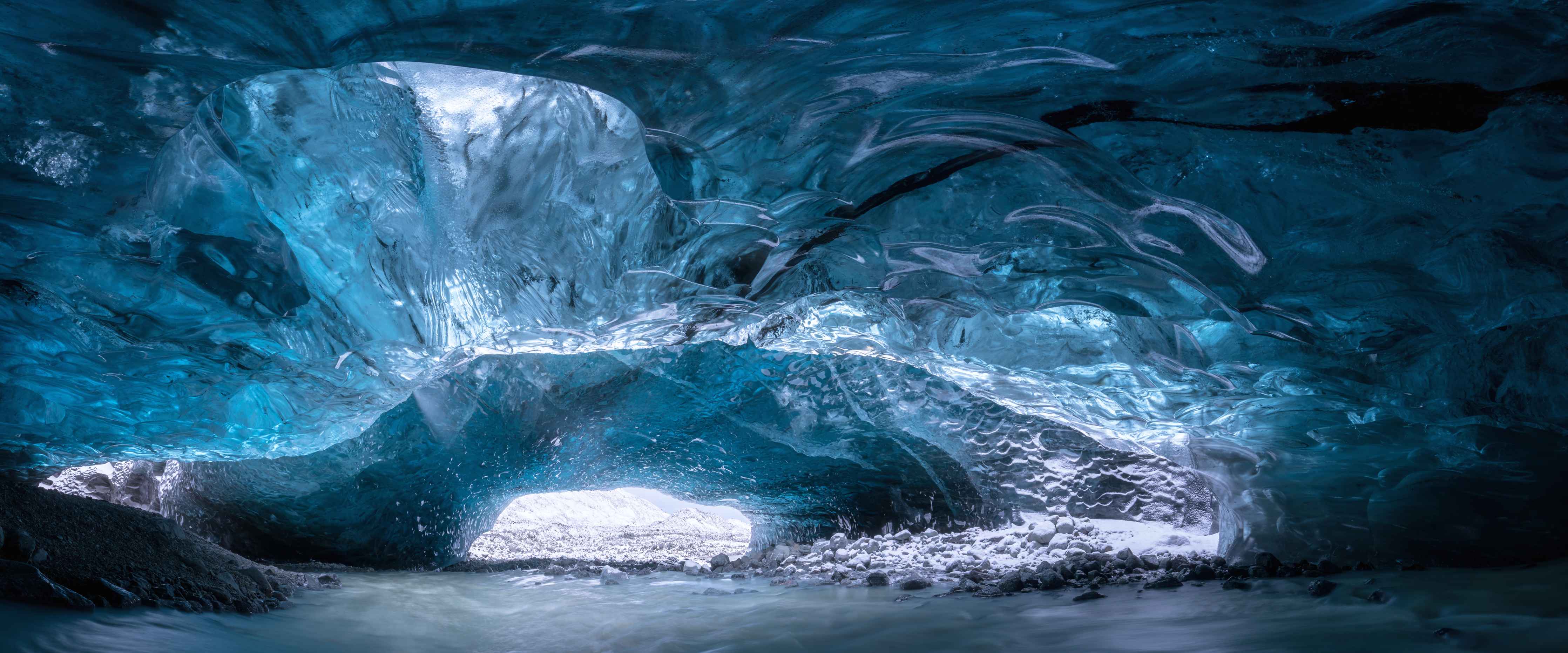 Wandverkleidung Bad-Eisgrotte im Wasser