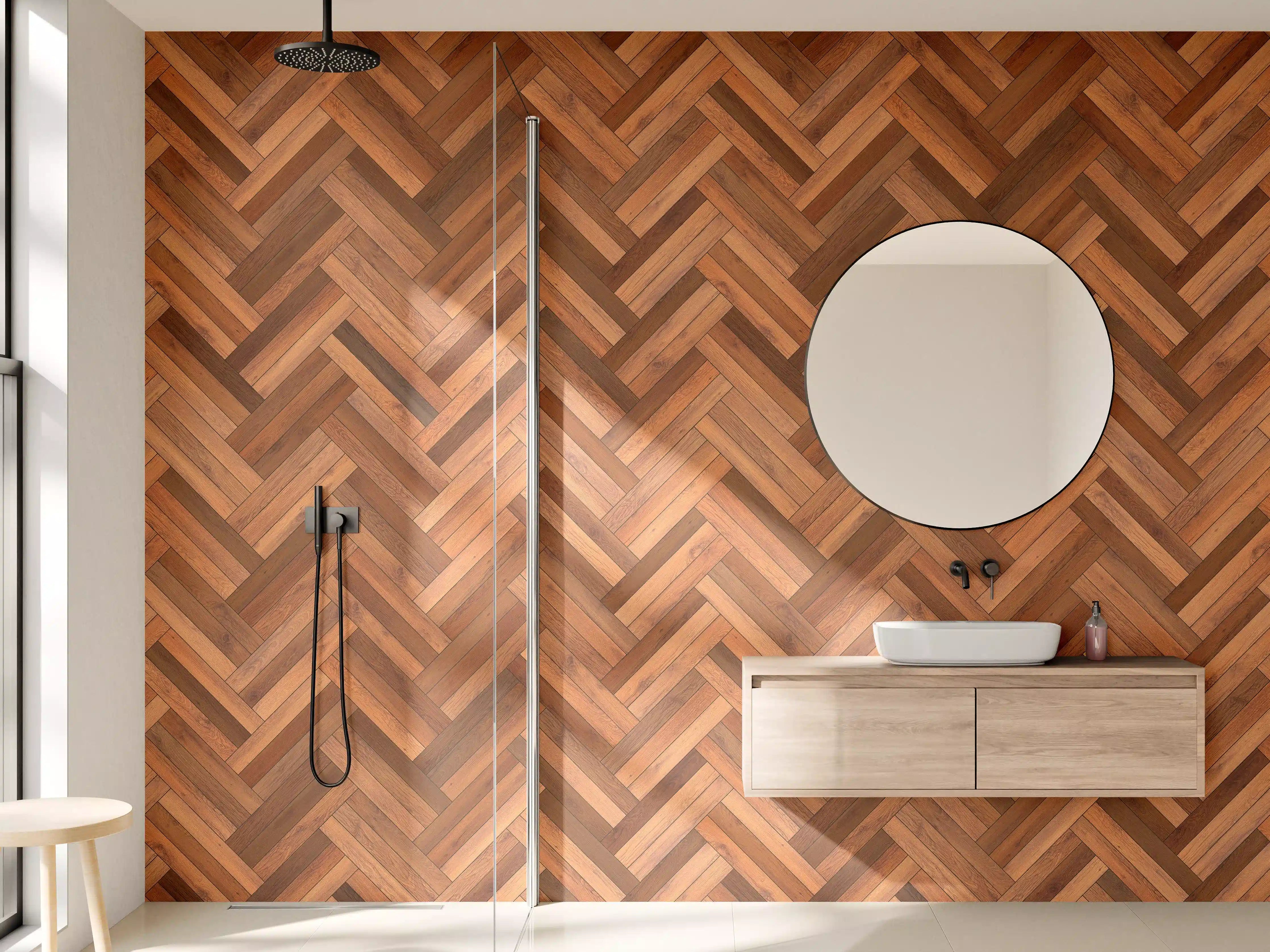 Wandverkleidung Bad - Elegante Holzstruktur in warmen Tönen