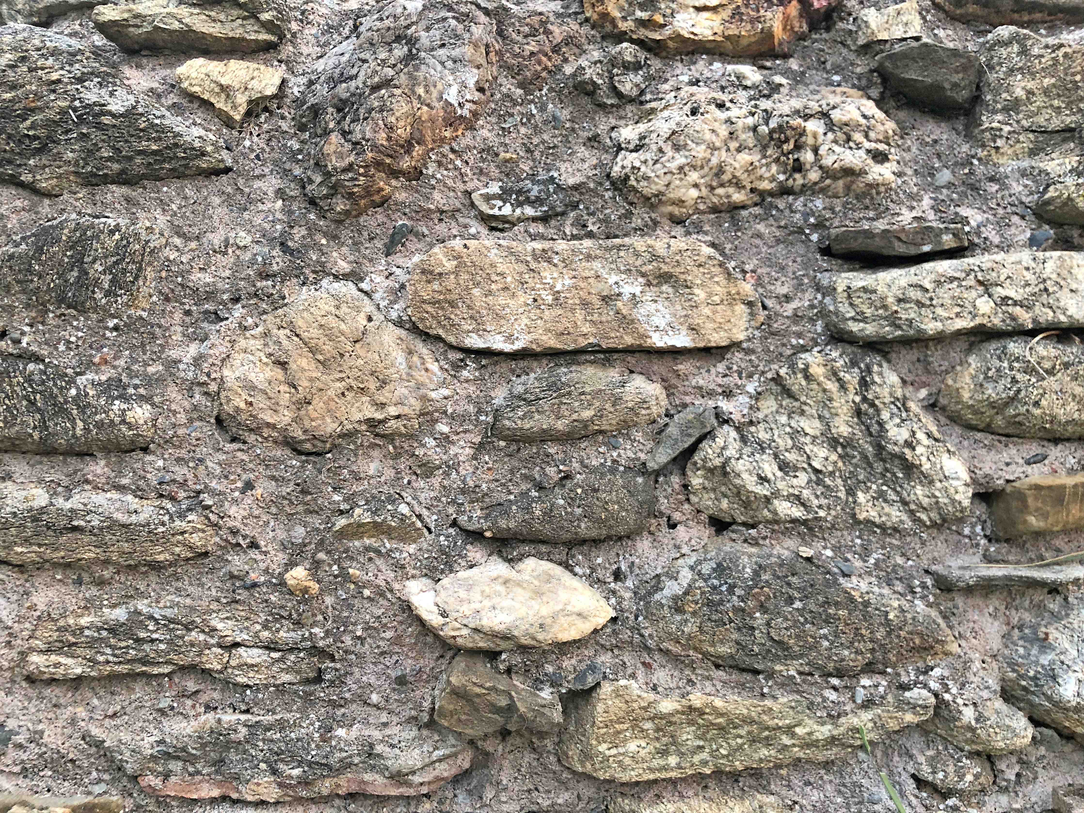 Wandverkleidung Bad-Erdige Natursteinmauer in Grauweiß