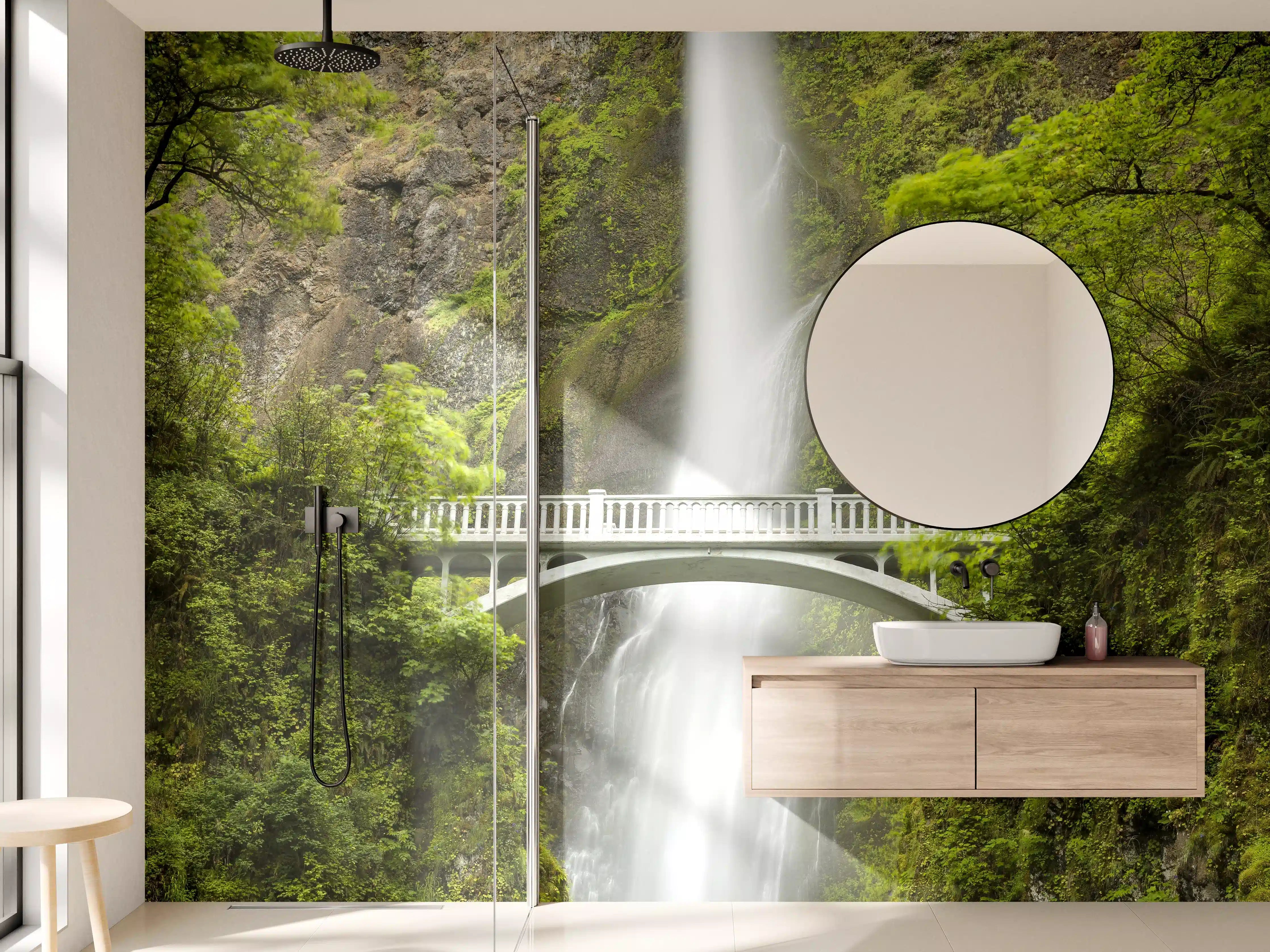 Wandverkleidung Bad - Erhabene grüne Wasserfall Landschaft mit sanften Grautönen
