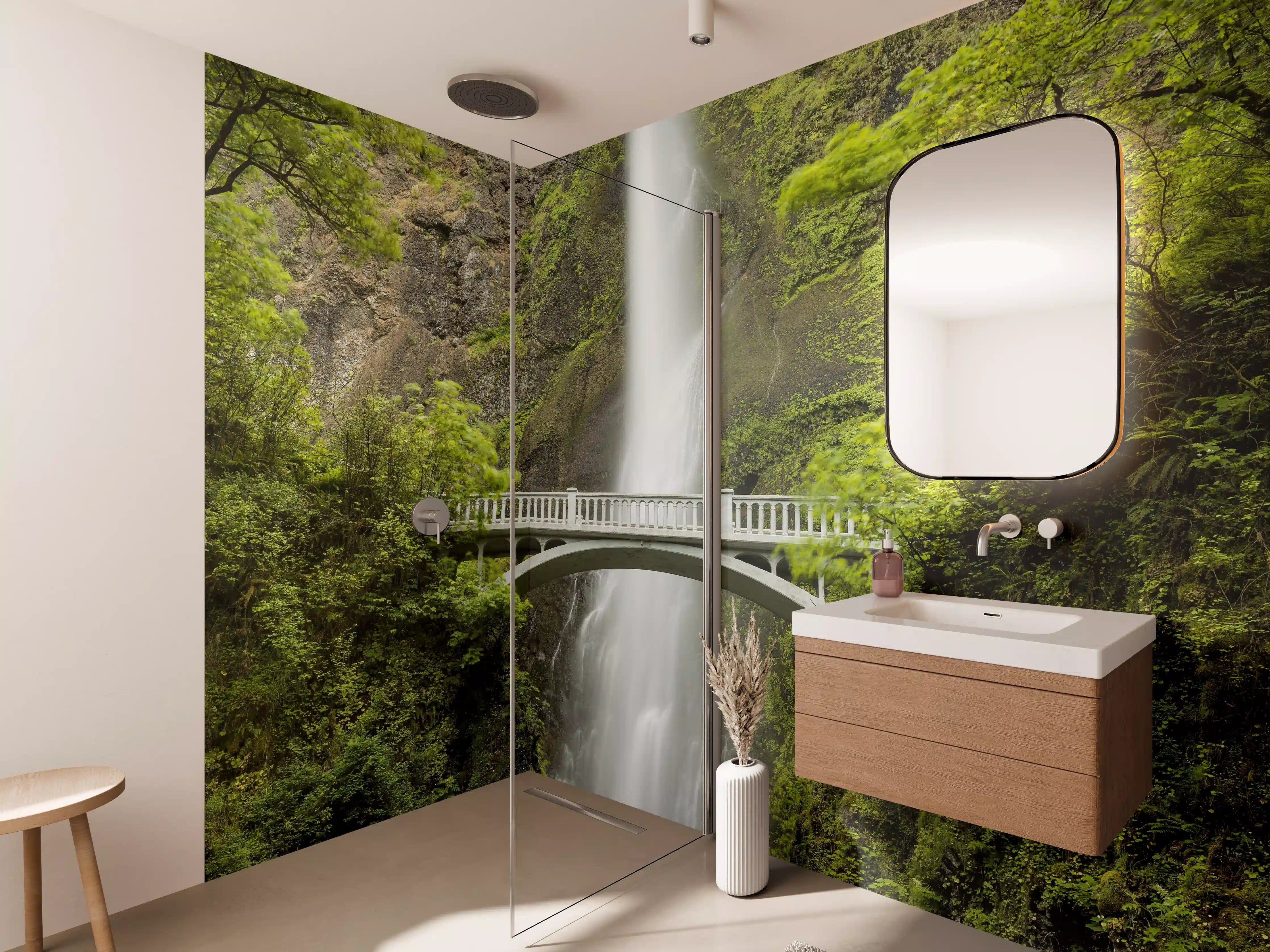 Wandverkleidung Bad - Erhabene grüne Wasserfall Landschaft mit sanften Grautönen
