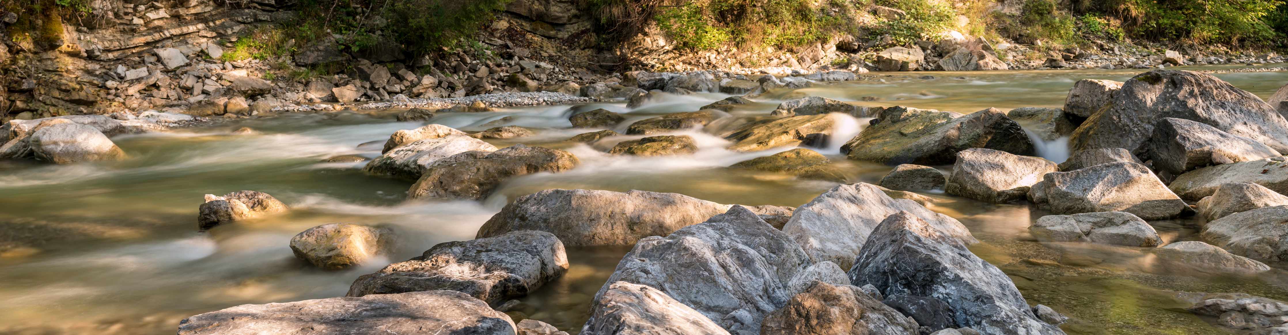 Wandverkleidung Bad-Fließendes Wasser in natürlicher Umgebung
