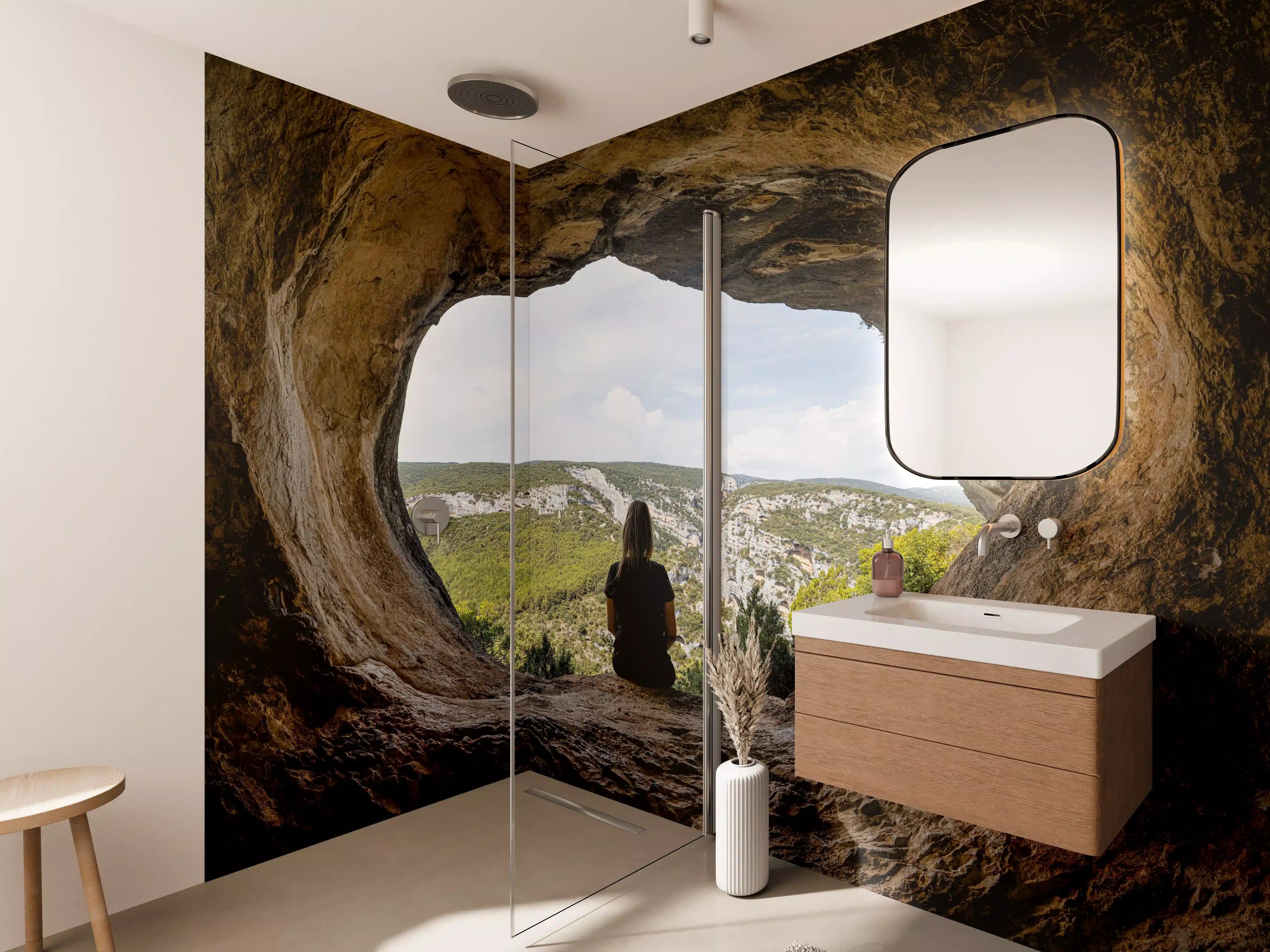 Wandverkleidung Bad - Frau sitzend in Berghöhle mit Blick auf Landschaft