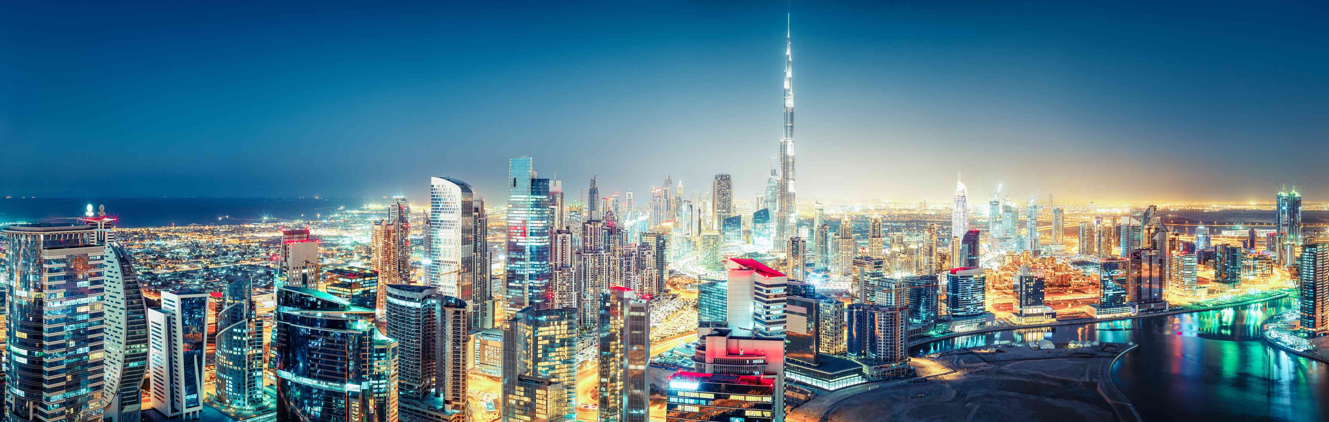 Wandverkleidung Bad-Futuristische Skyline bei Nacht