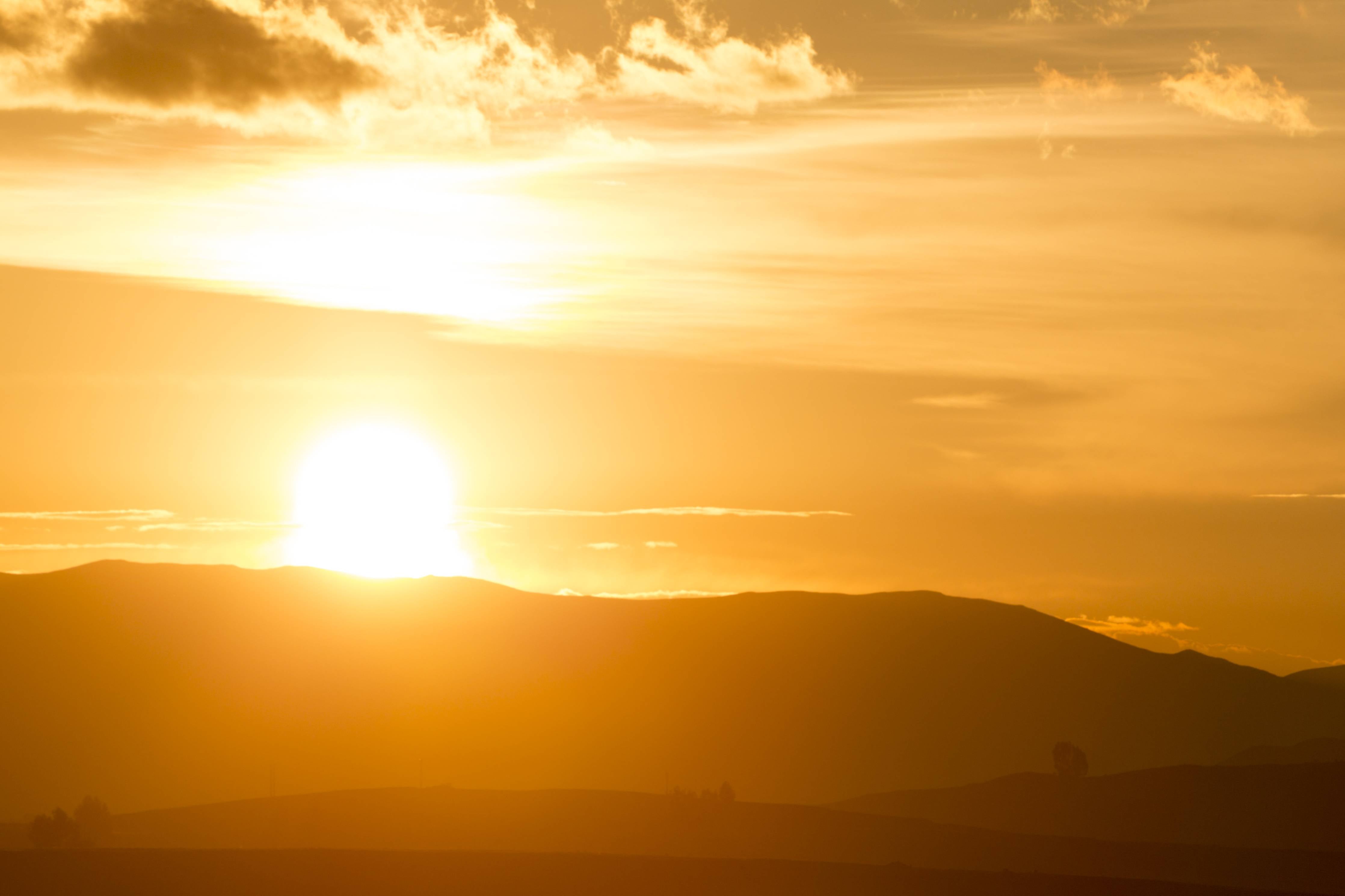 Wandverkleidung Bad-Goldener Sonnenuntergang über den Hügeln