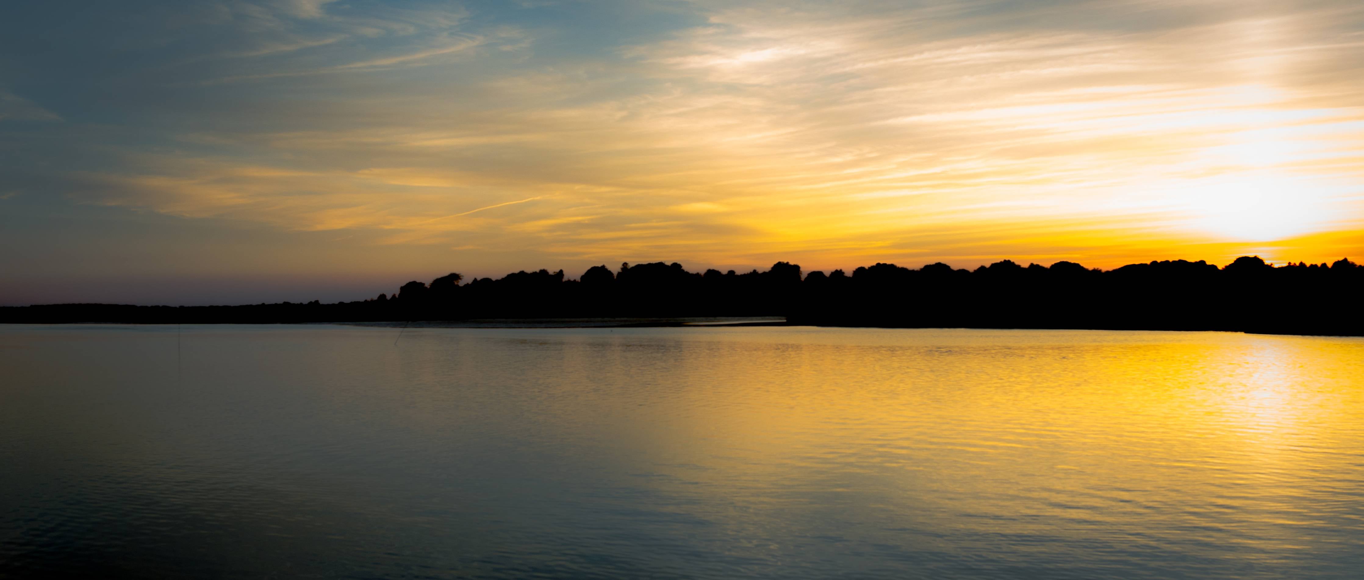 Wandverkleidung Bad-Goldener Sonnenuntergang über ruhigem Wasser