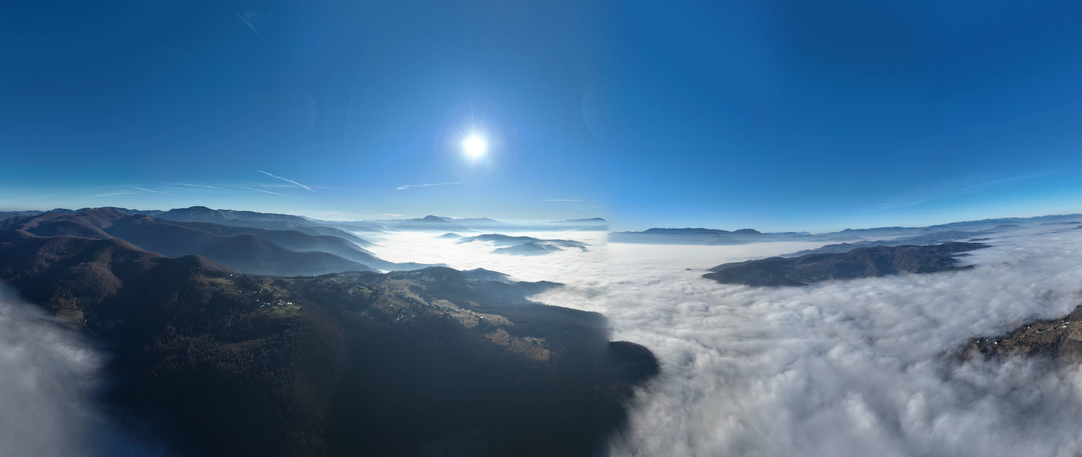 Wandverkleidung Bad-Grau getönte Bergsilhouette