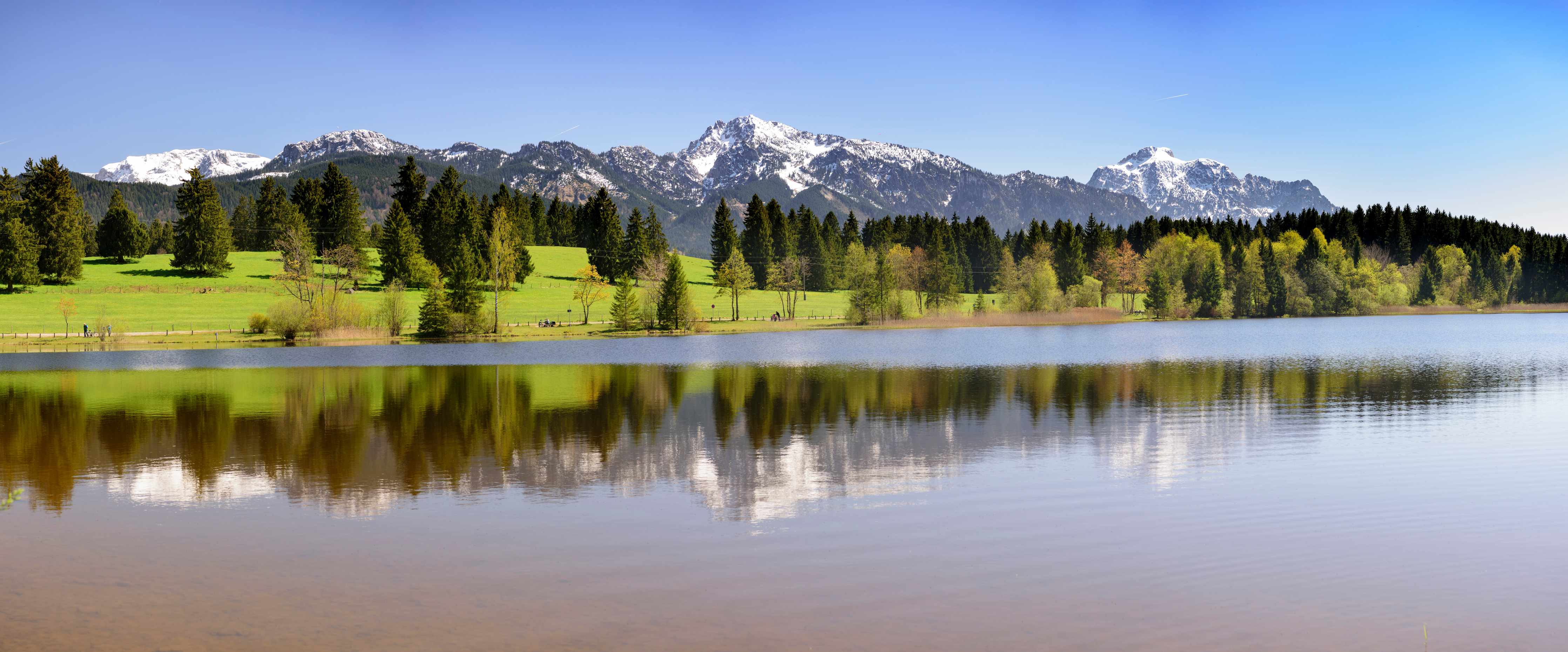 Wandverkleidung Bad-Graue Bergwelt am stillen See