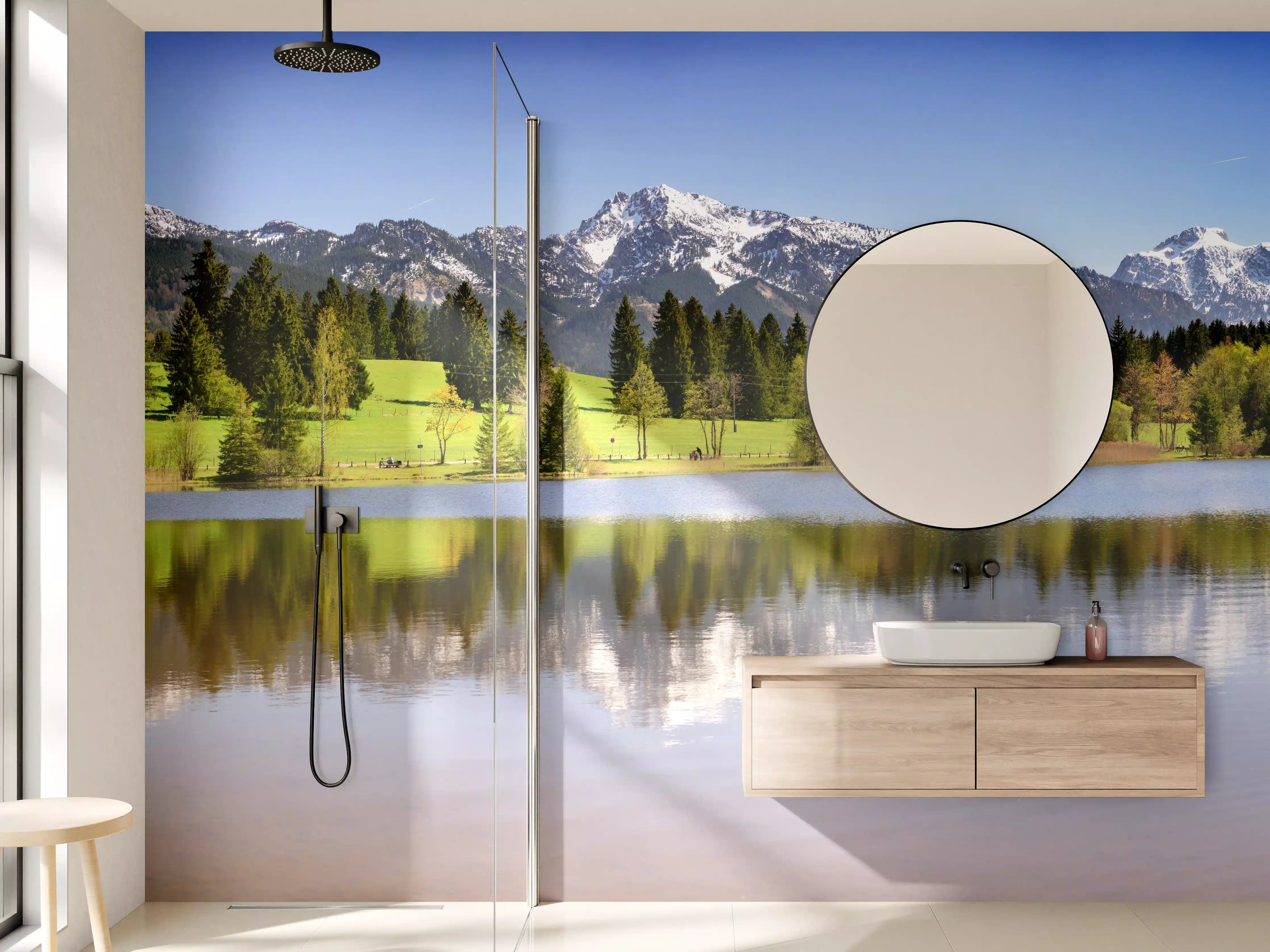 Wandverkleidung Bad - Graue Bergwelt am stillen See