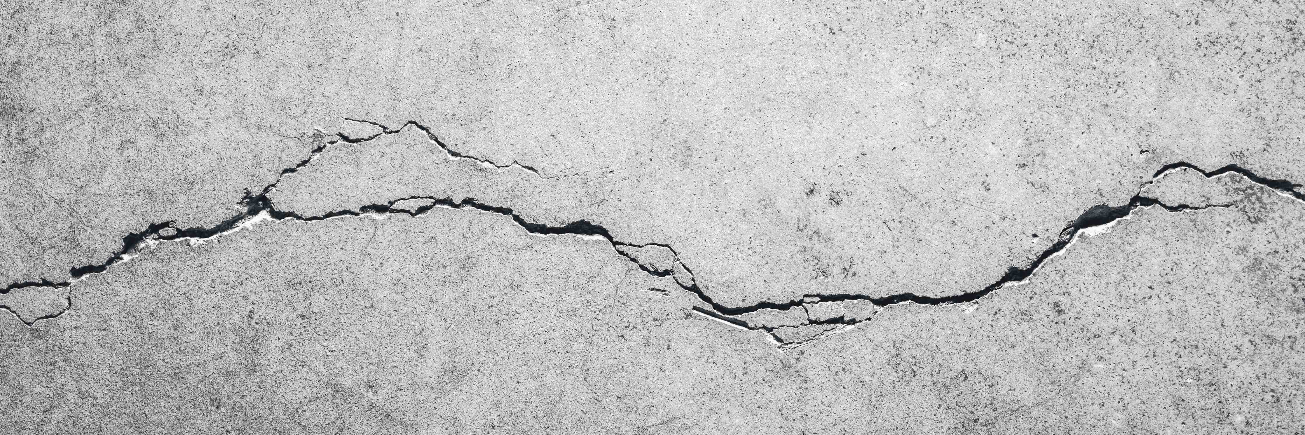 Wandverkleidung Bad-Graue Betonwand mit Rissstruktur