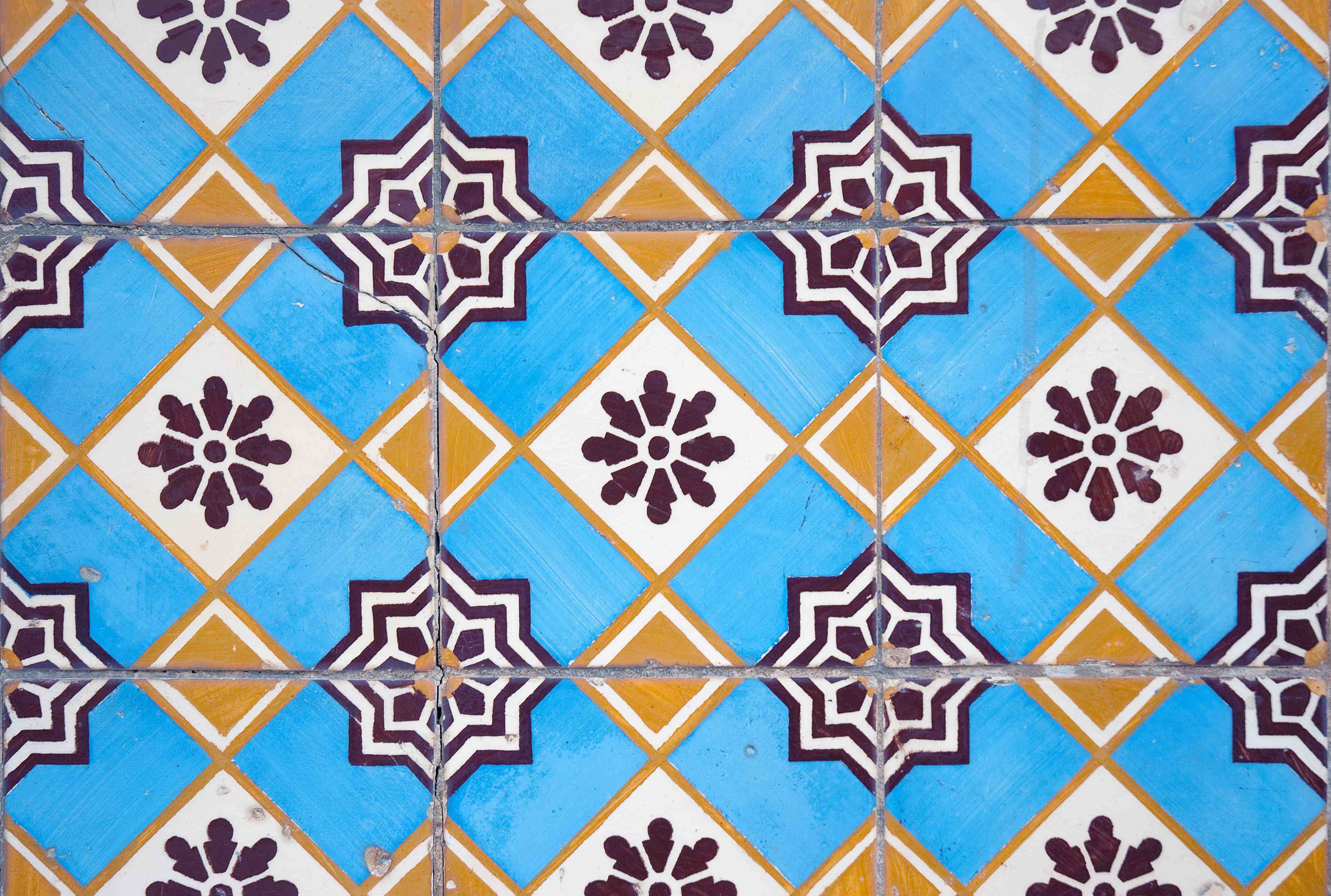 Wandverkleidung Bad-Graue Fliesen mit geometrischer Eleganz