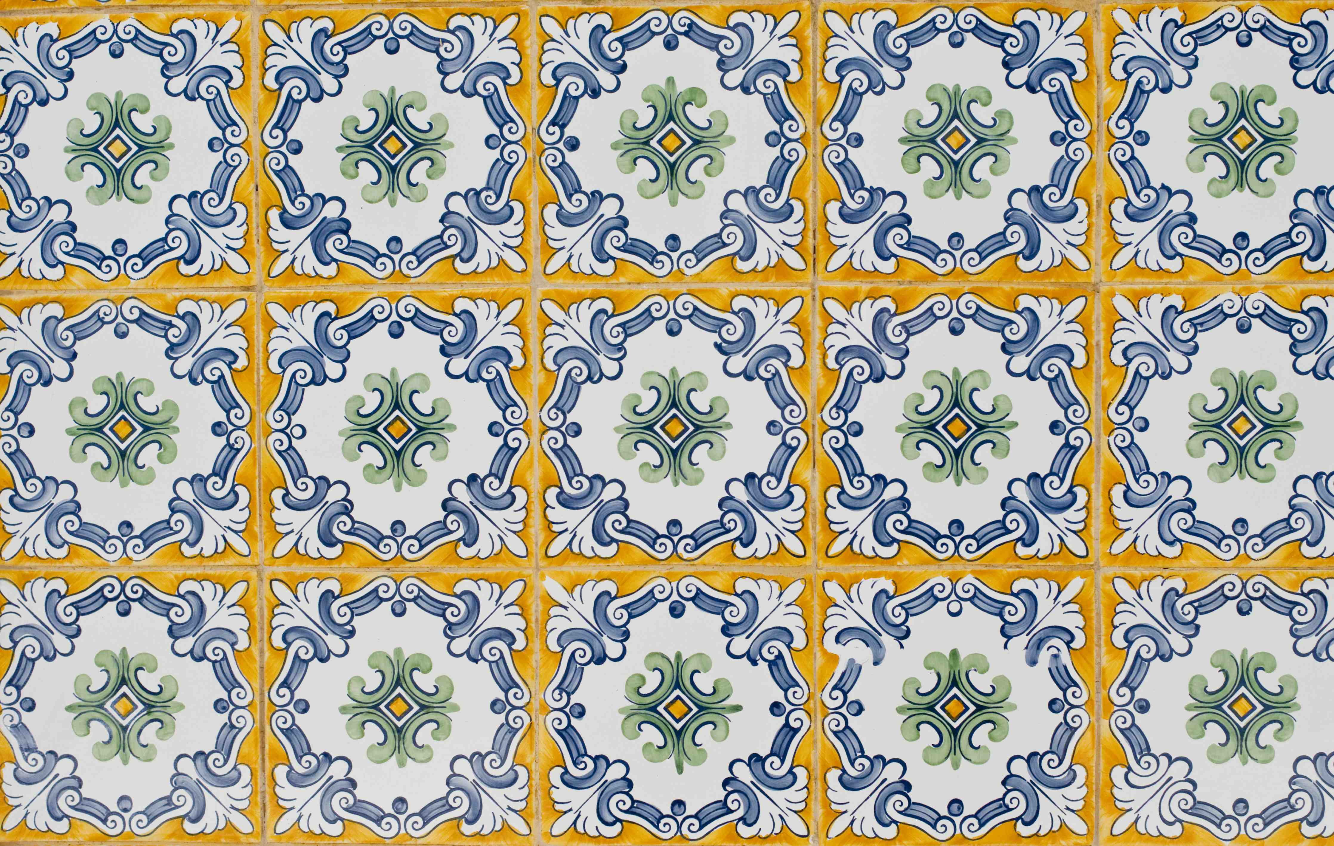 Wandverkleidung Bad-Graue Fliesen mit traditionellem Muster