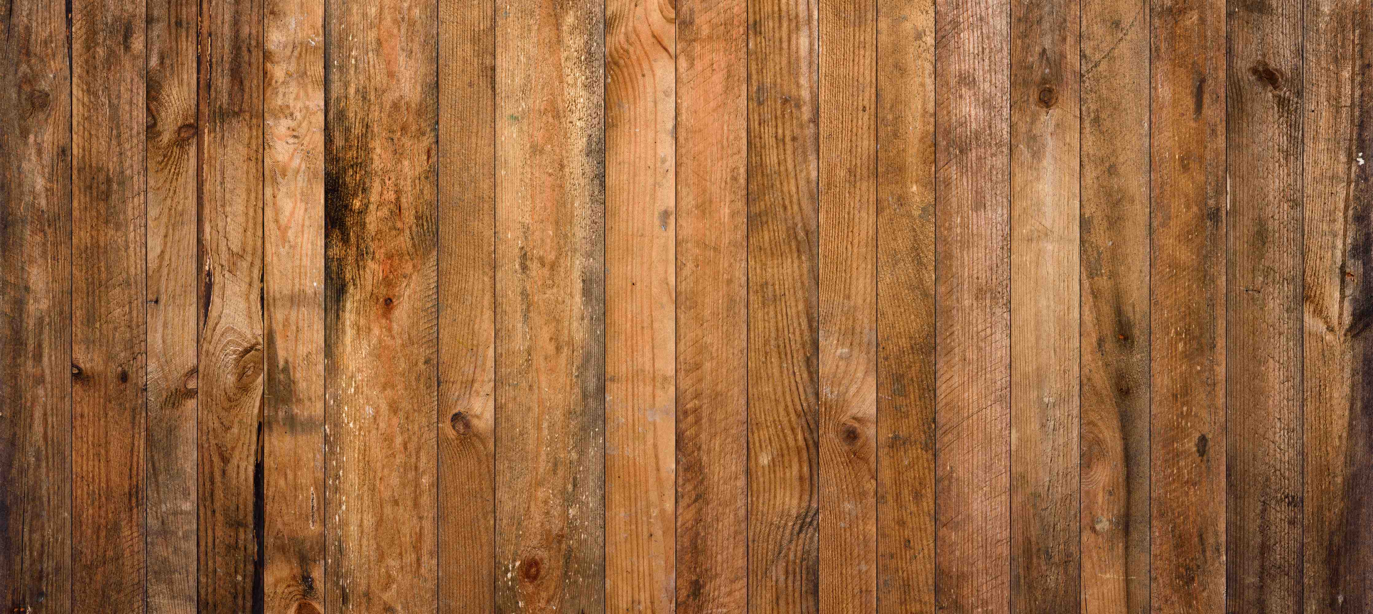 Wandverkleidung Bad-Graue Holzmaserung mit Weißakzenten