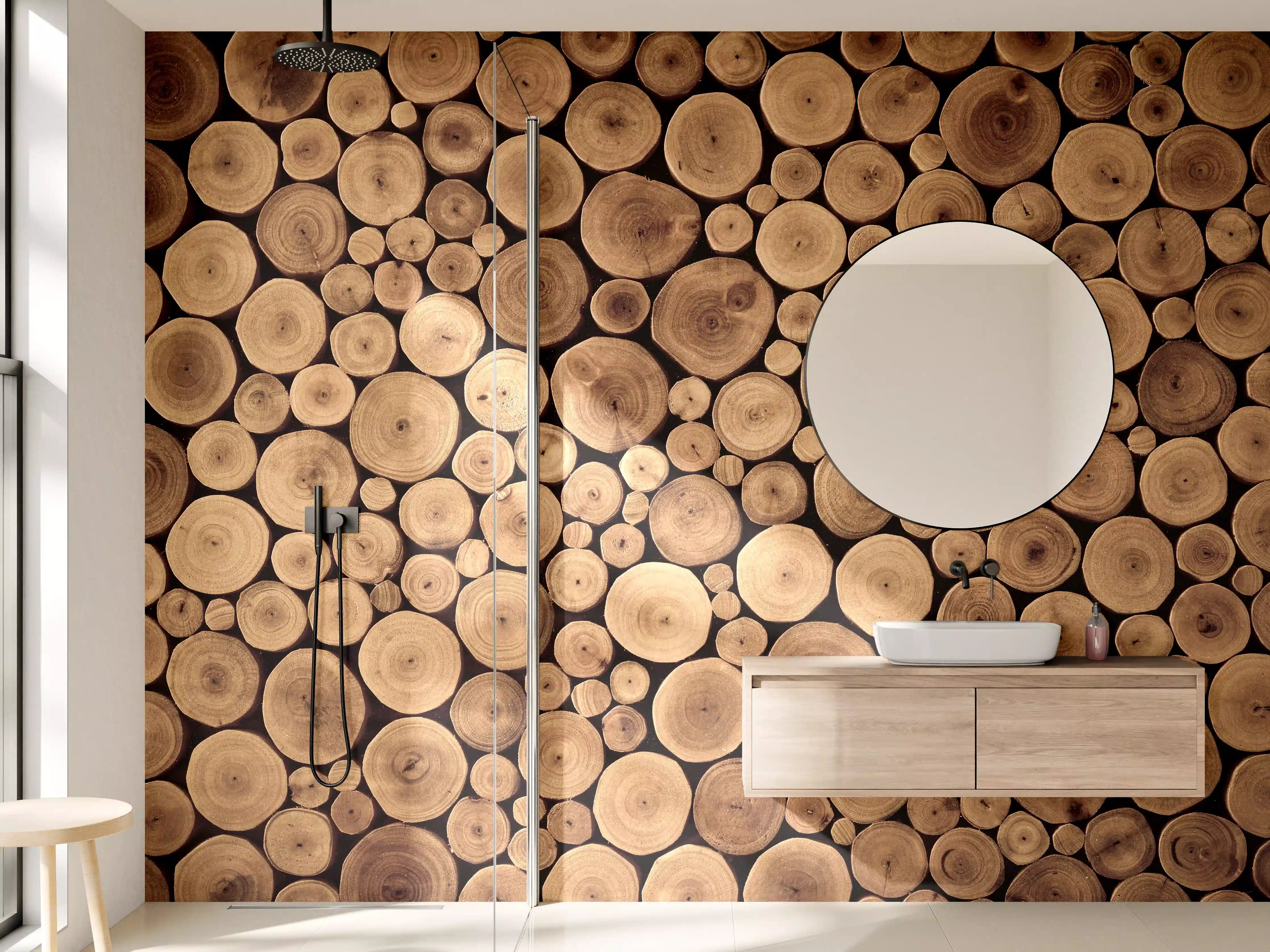 Wandverkleidung Bad - Graue Holzstämme im Arrangement