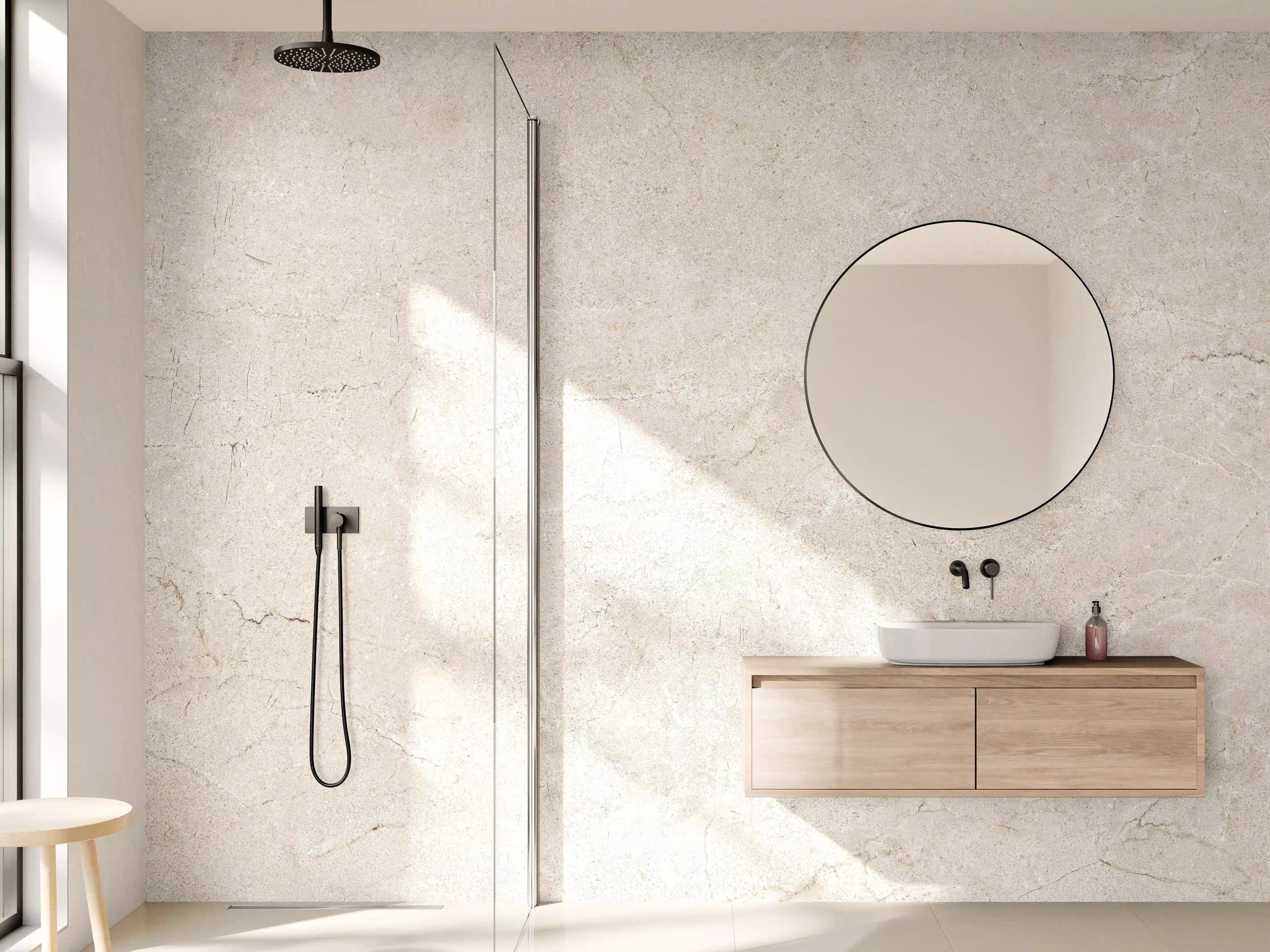 Wandverkleidung Bad - Grauer Marmor auf steinigem Hintergrund