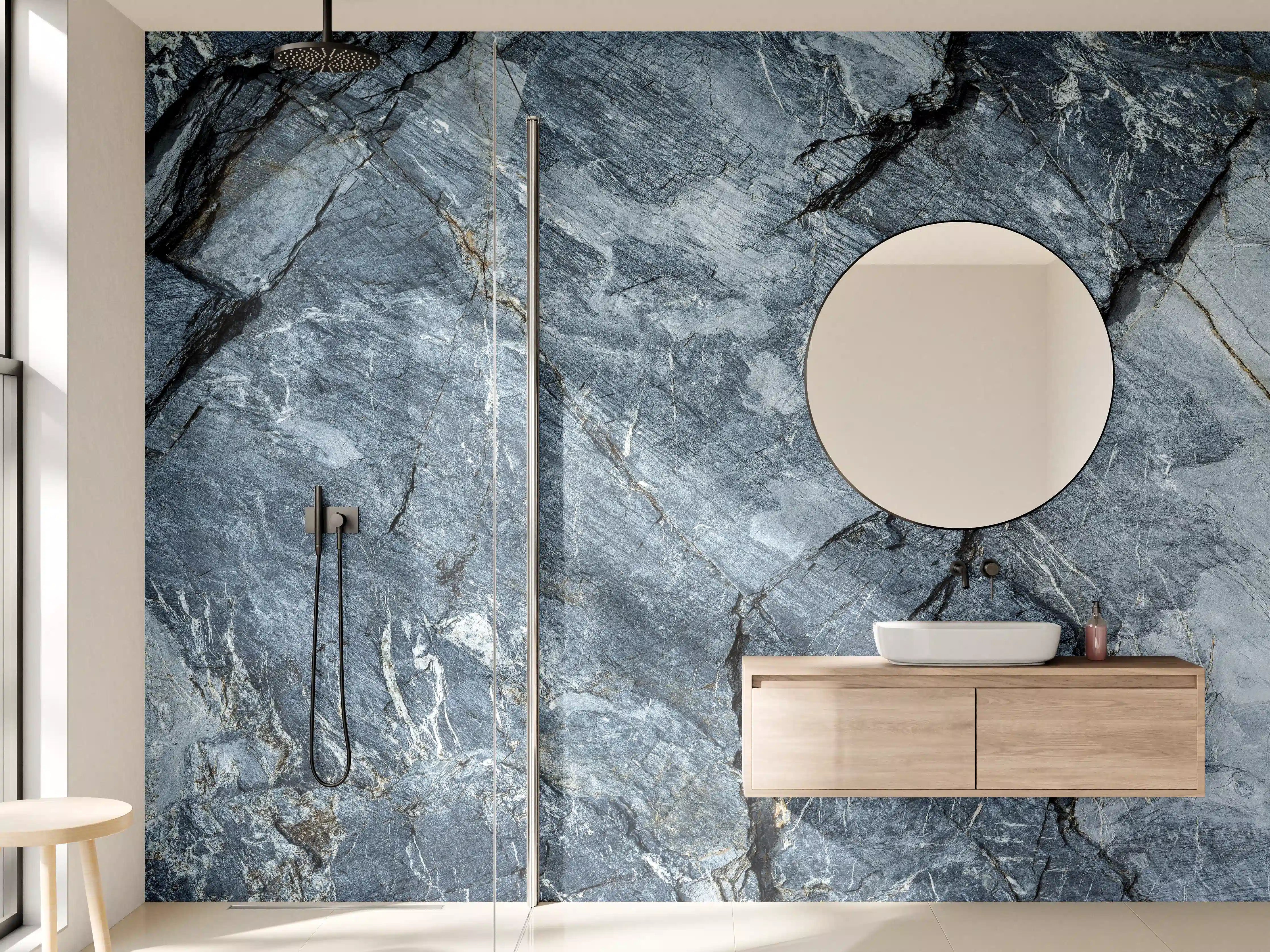 Wandverkleidung Bad - Grauer Naturstein mit dunklen Adern