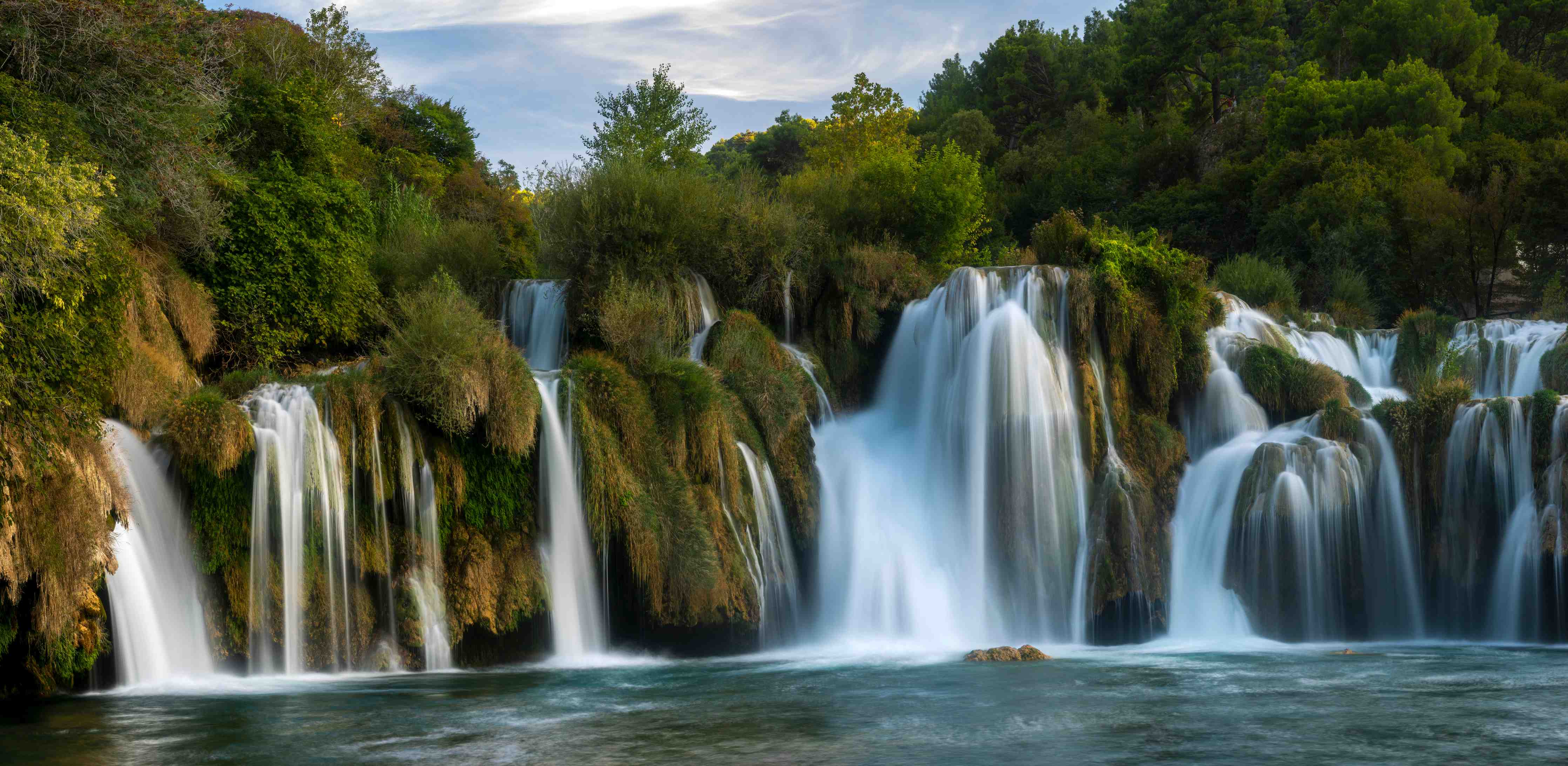 Wandverkleidung Bad-Grauer Wasserfall im Naturhain