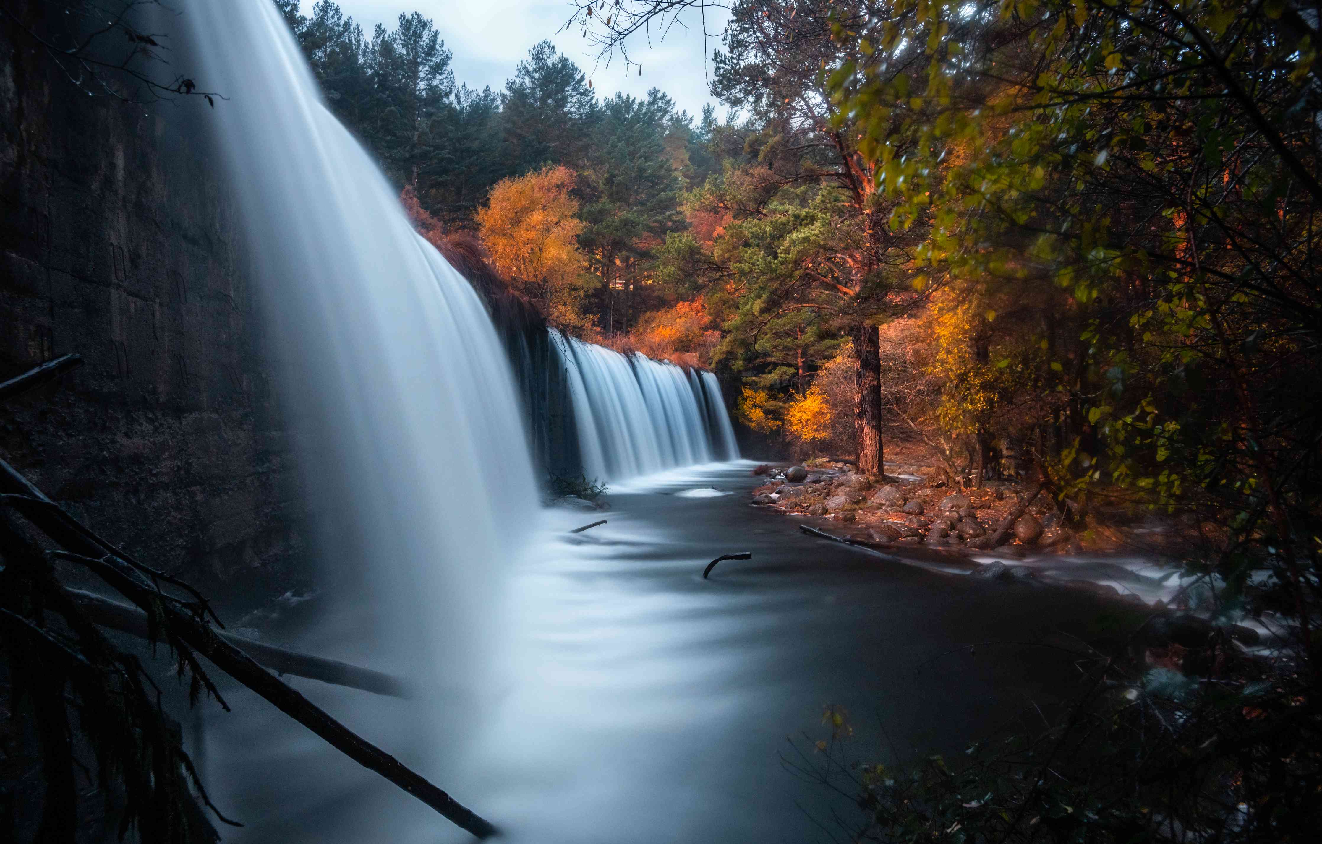 Wandverkleidung Bad-Grauer Wasserfall im Waldeslicht