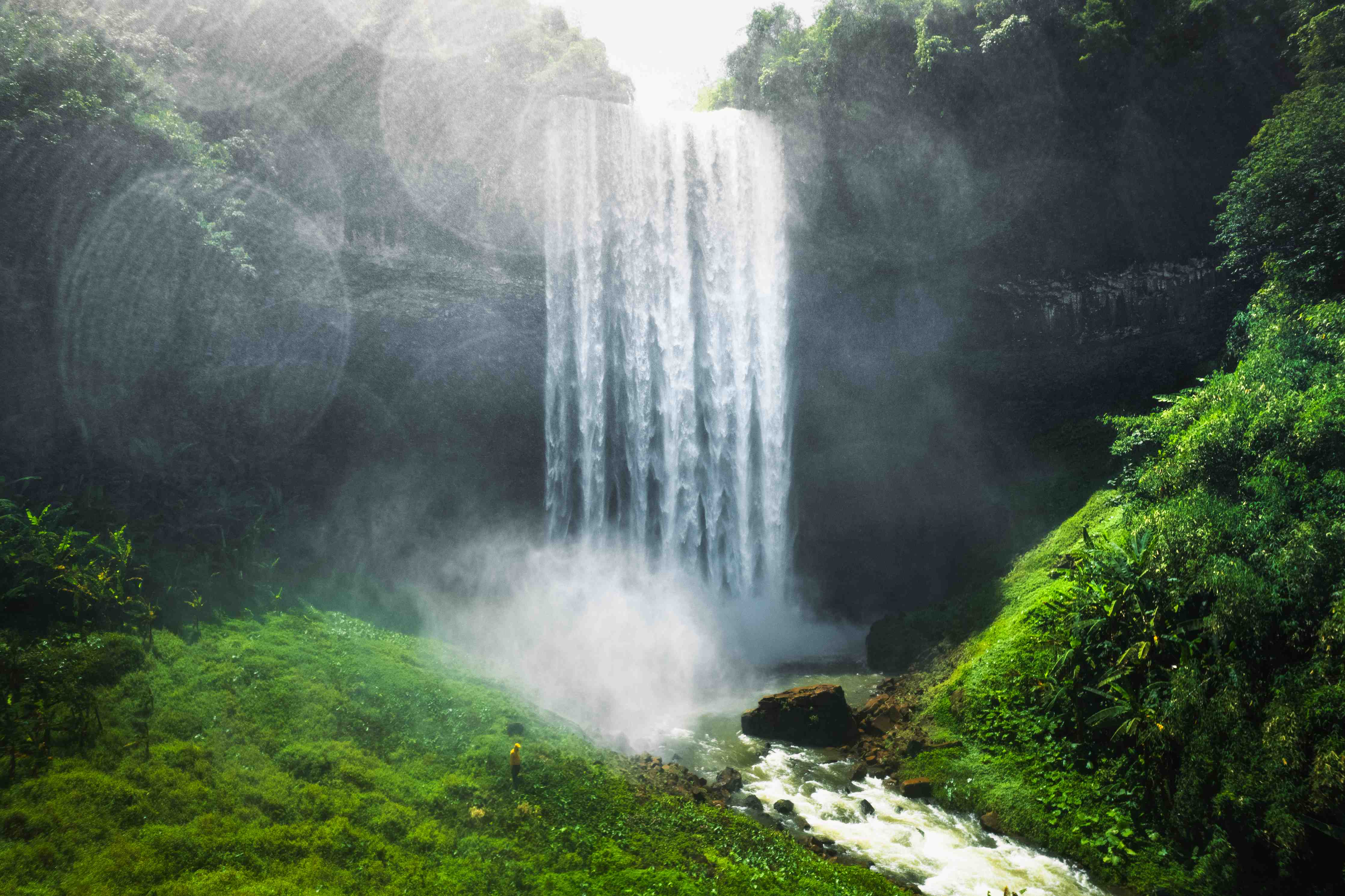 Wandverkleidung Bad-Grauer Wasserfall im grünen Wald