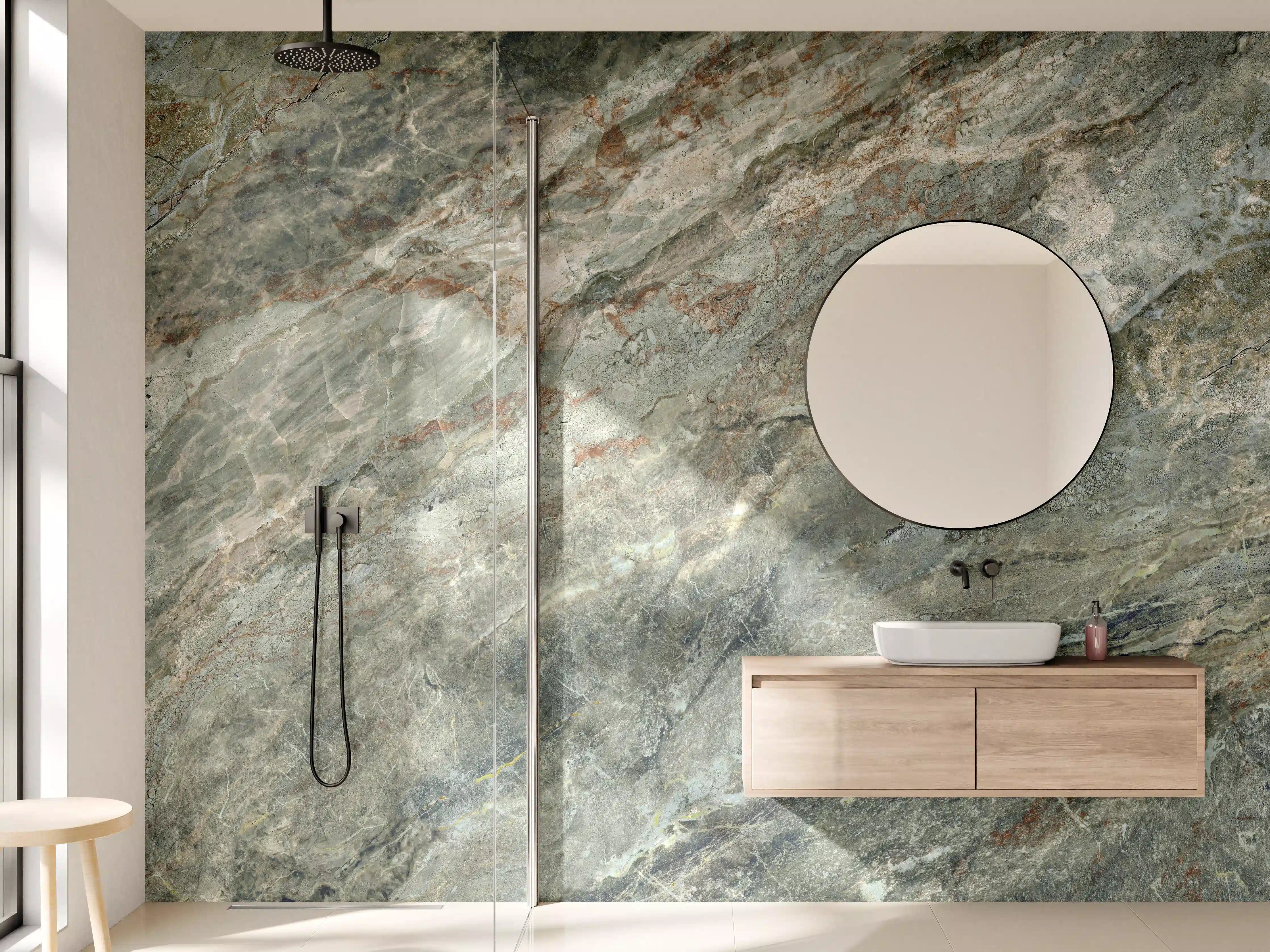 Wandverkleidung Bad - Grüner Naturstein mit grau-grünen Nuancen