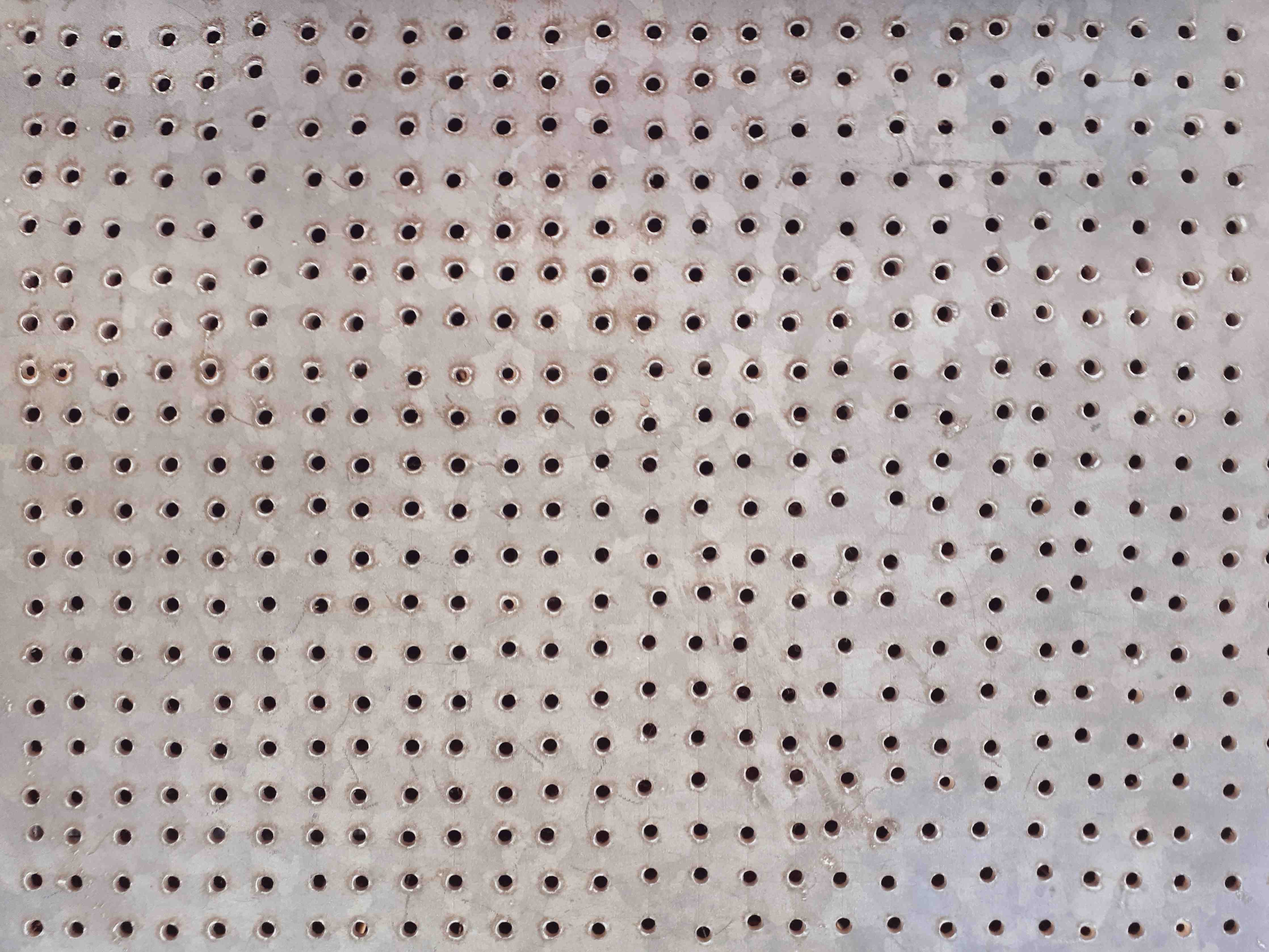 Wandverkleidung Bad-Helle Holzoberfläche mit Lochmuster