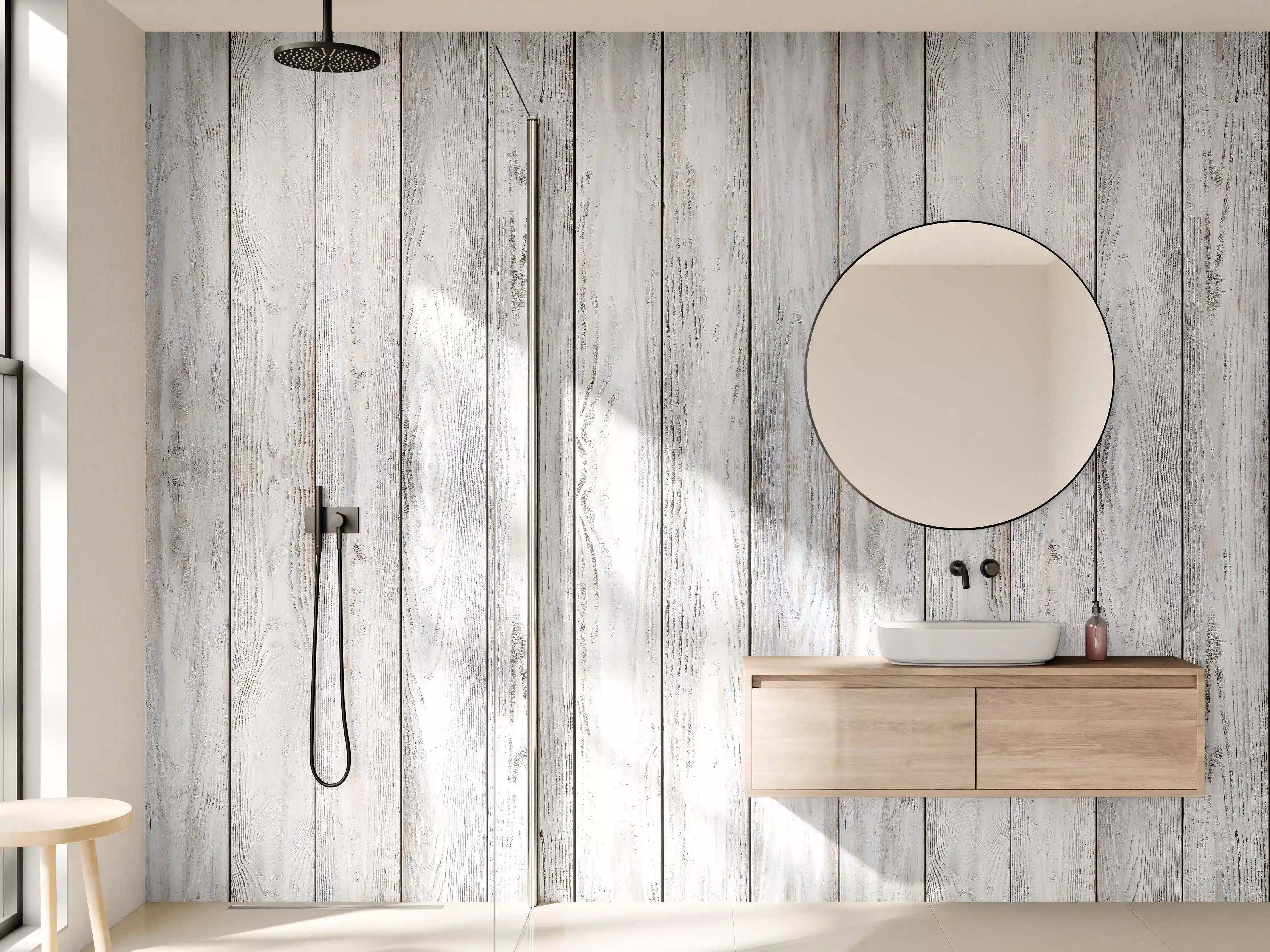 Wandverkleidung Bad - Heller Holzpaneel mit weißer Wash-Optik
